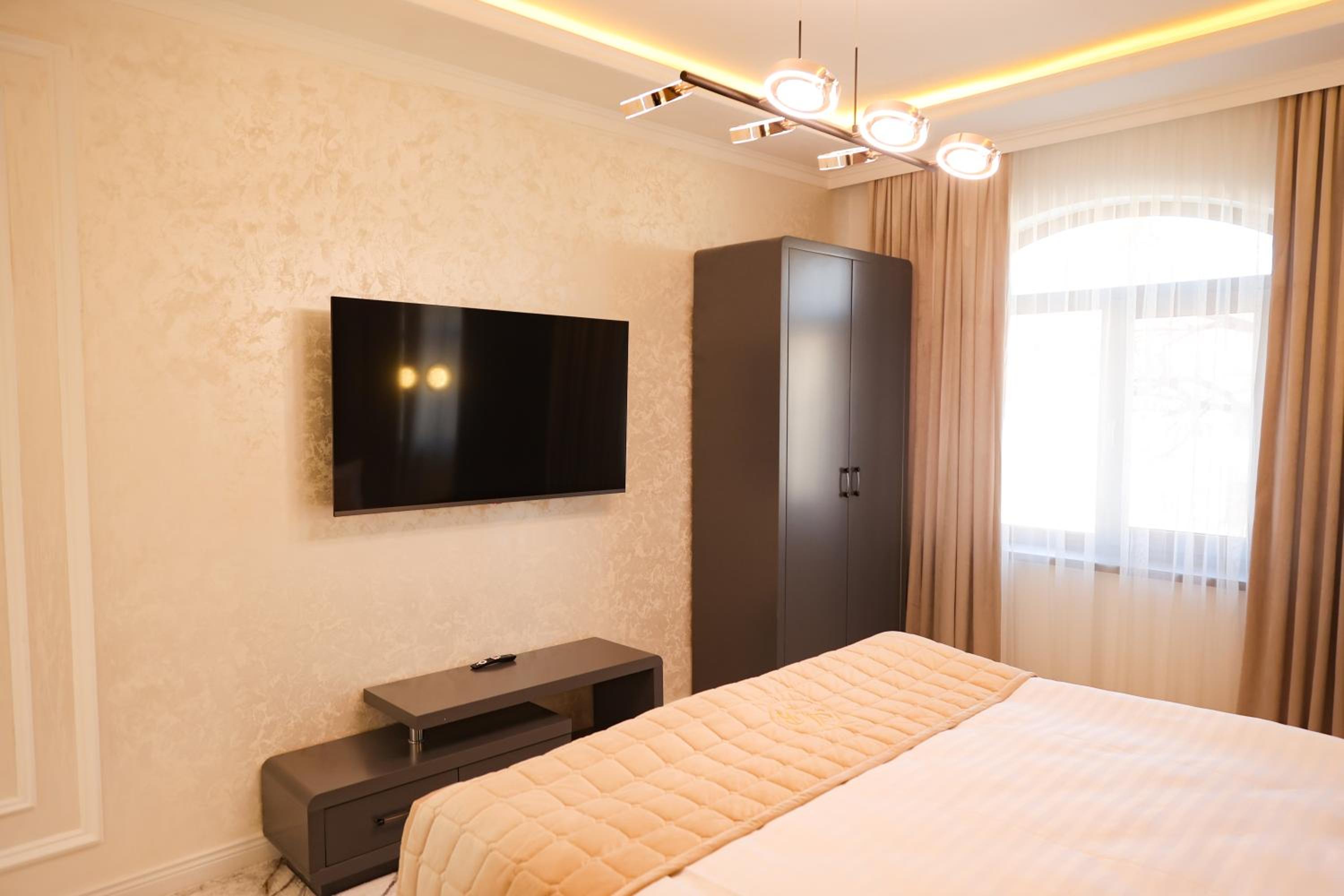 Suite - Photo 3