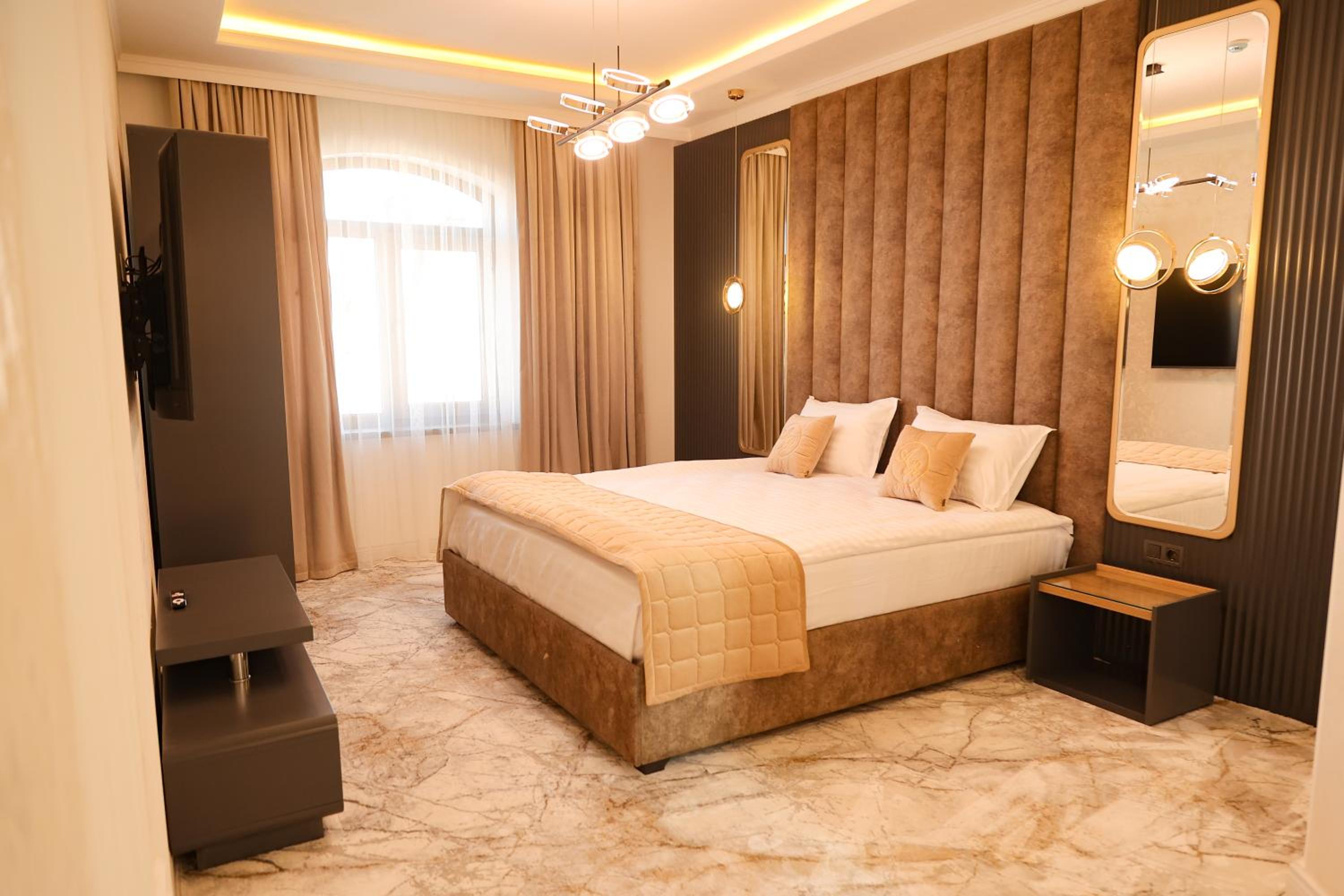 Suite - Photo 1