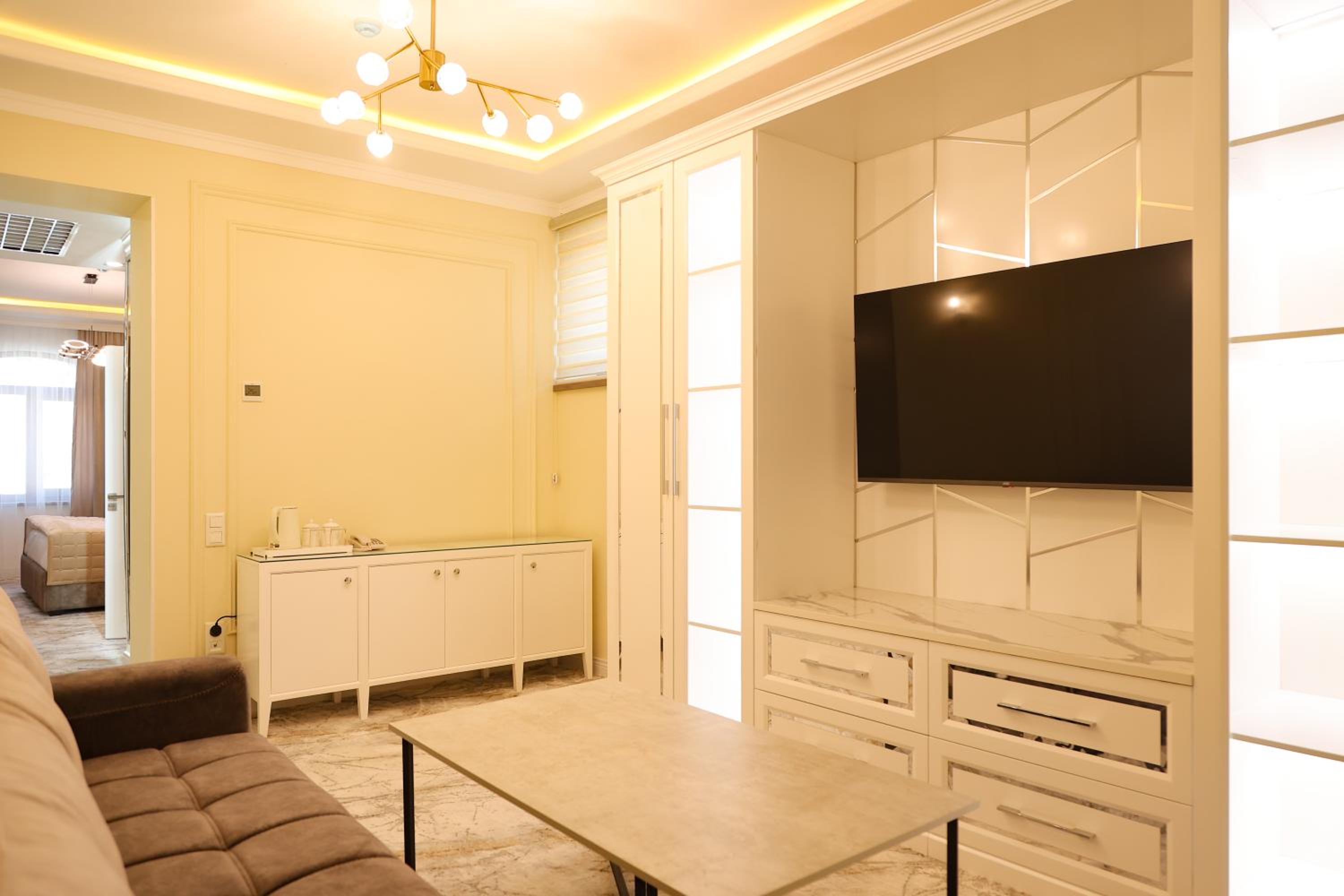 Suite - Photo 9