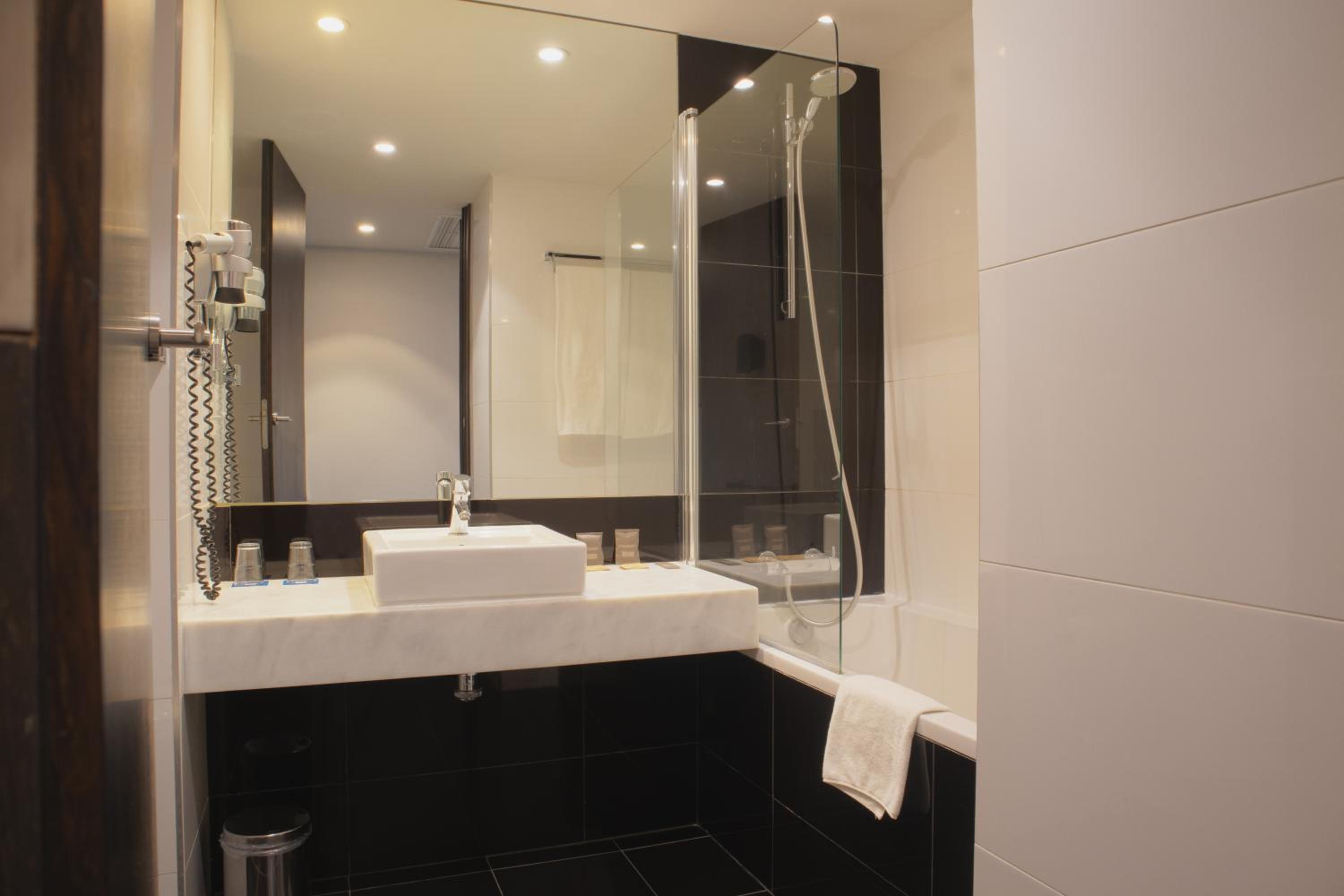 Double or Twin Room - Photo 7