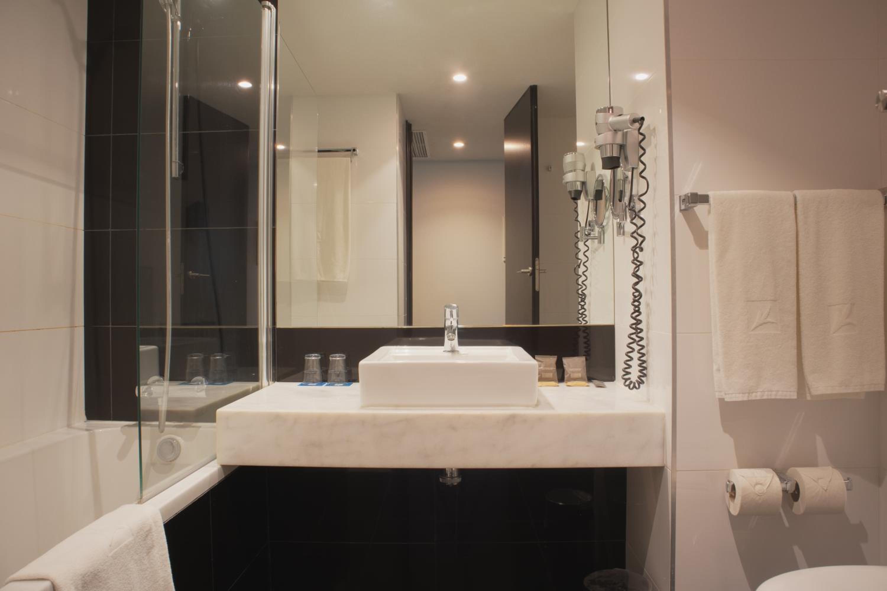 Double or Twin Room - Photo 2