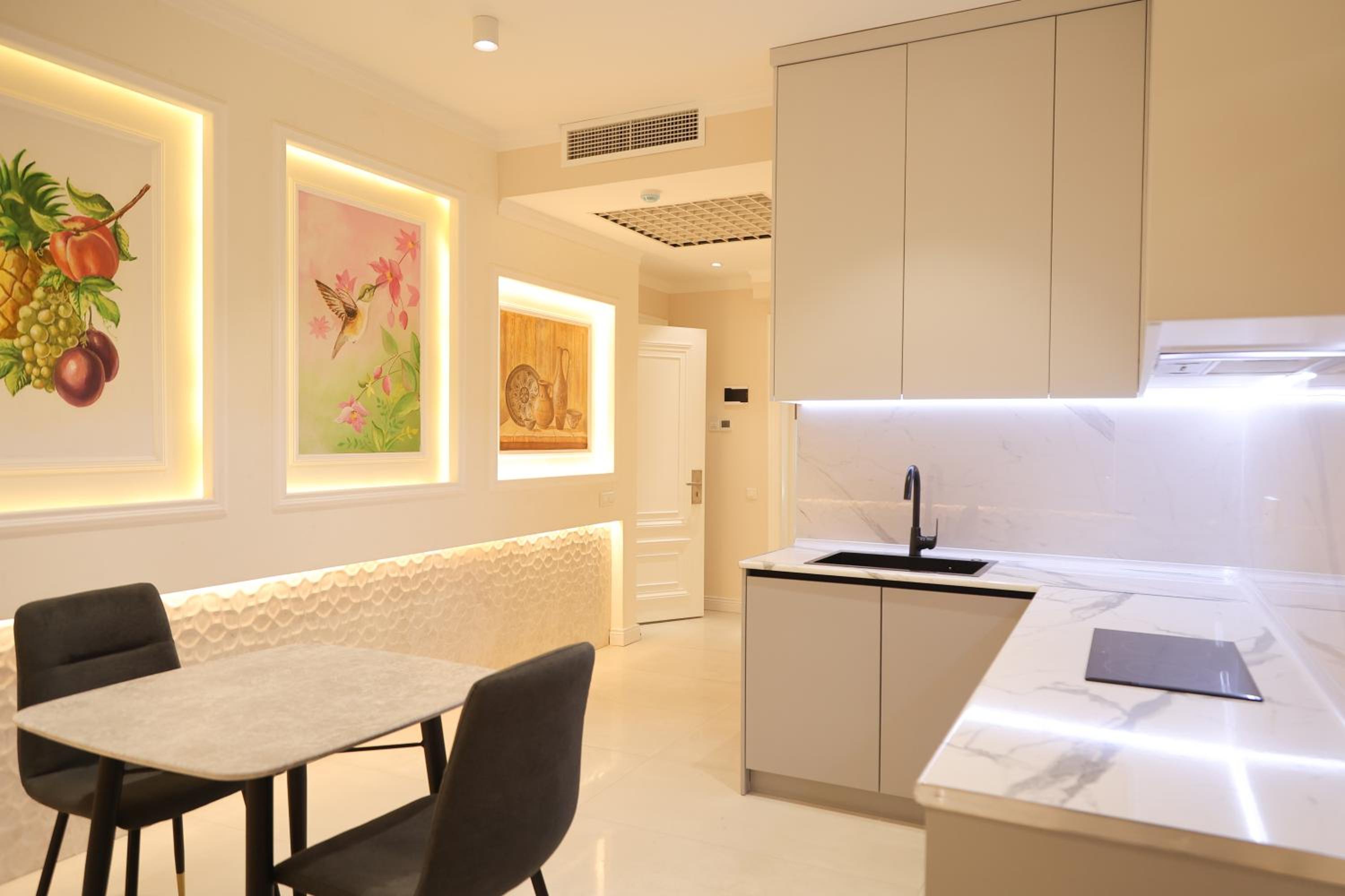 Suite - Photo 12