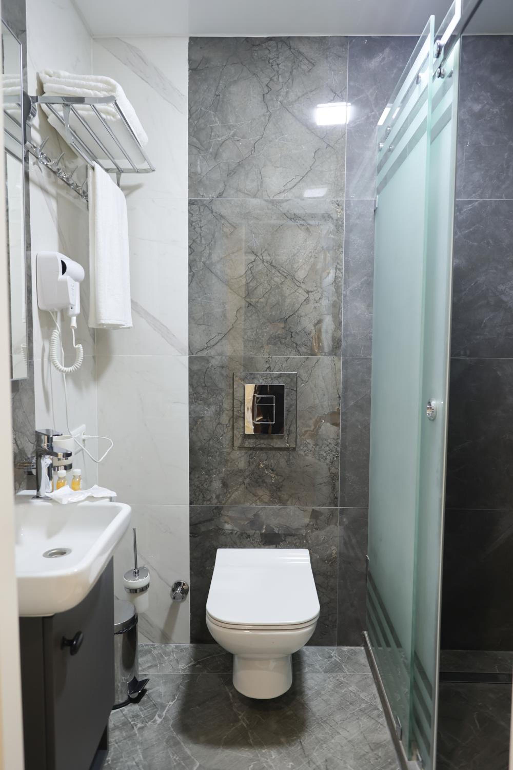 Suite - Photo 19