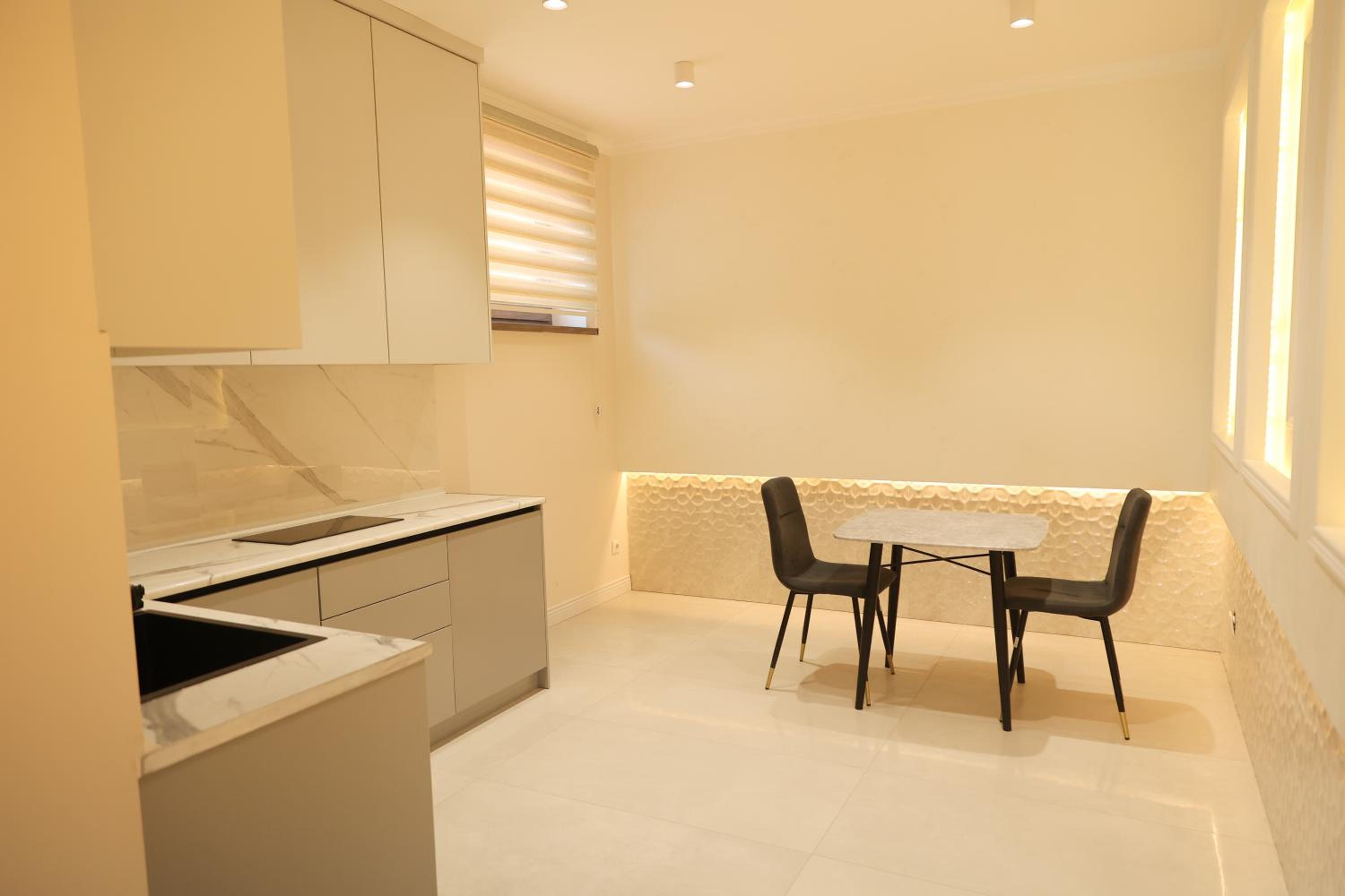 Suite - Photo 18