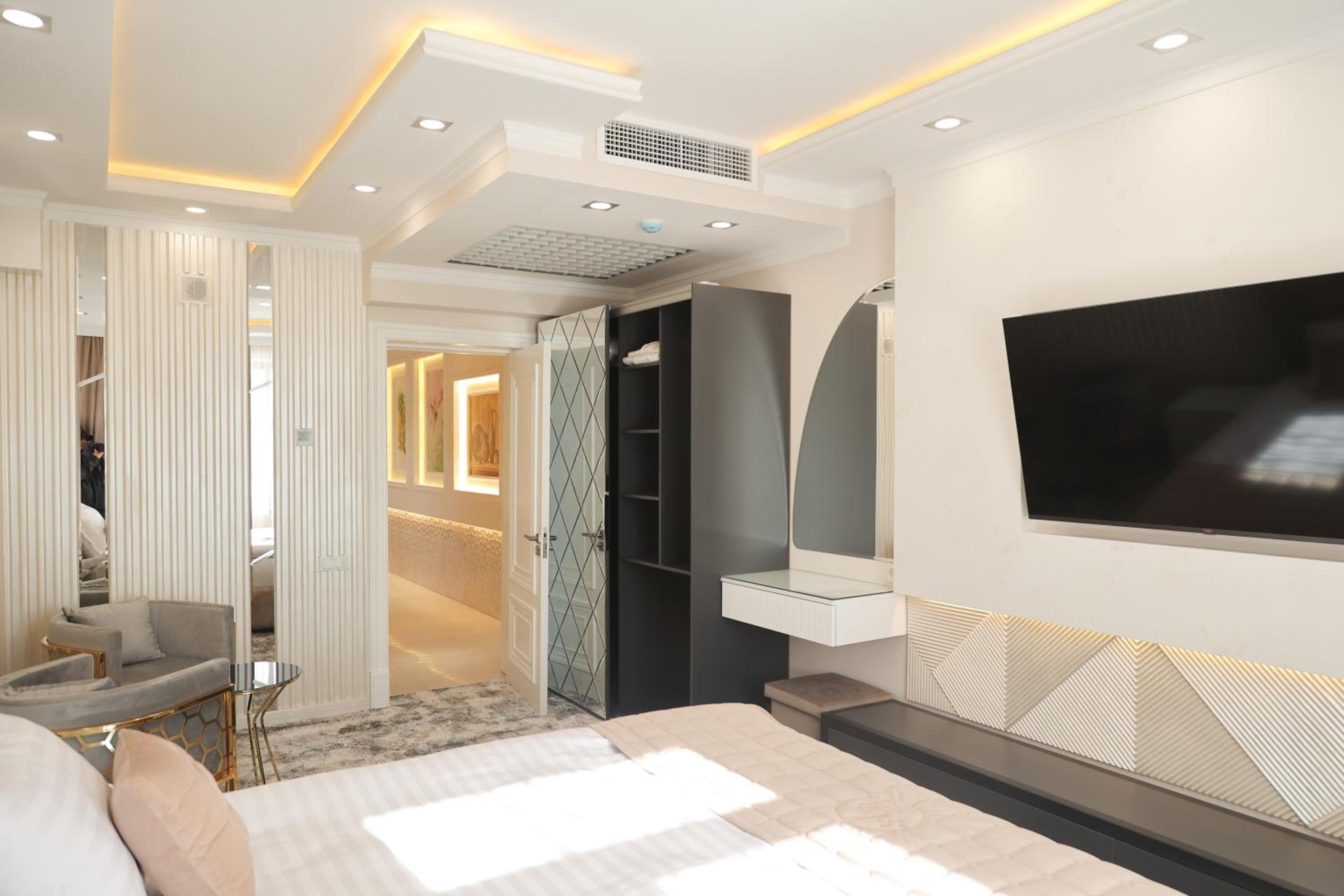 Suite - Photo 16