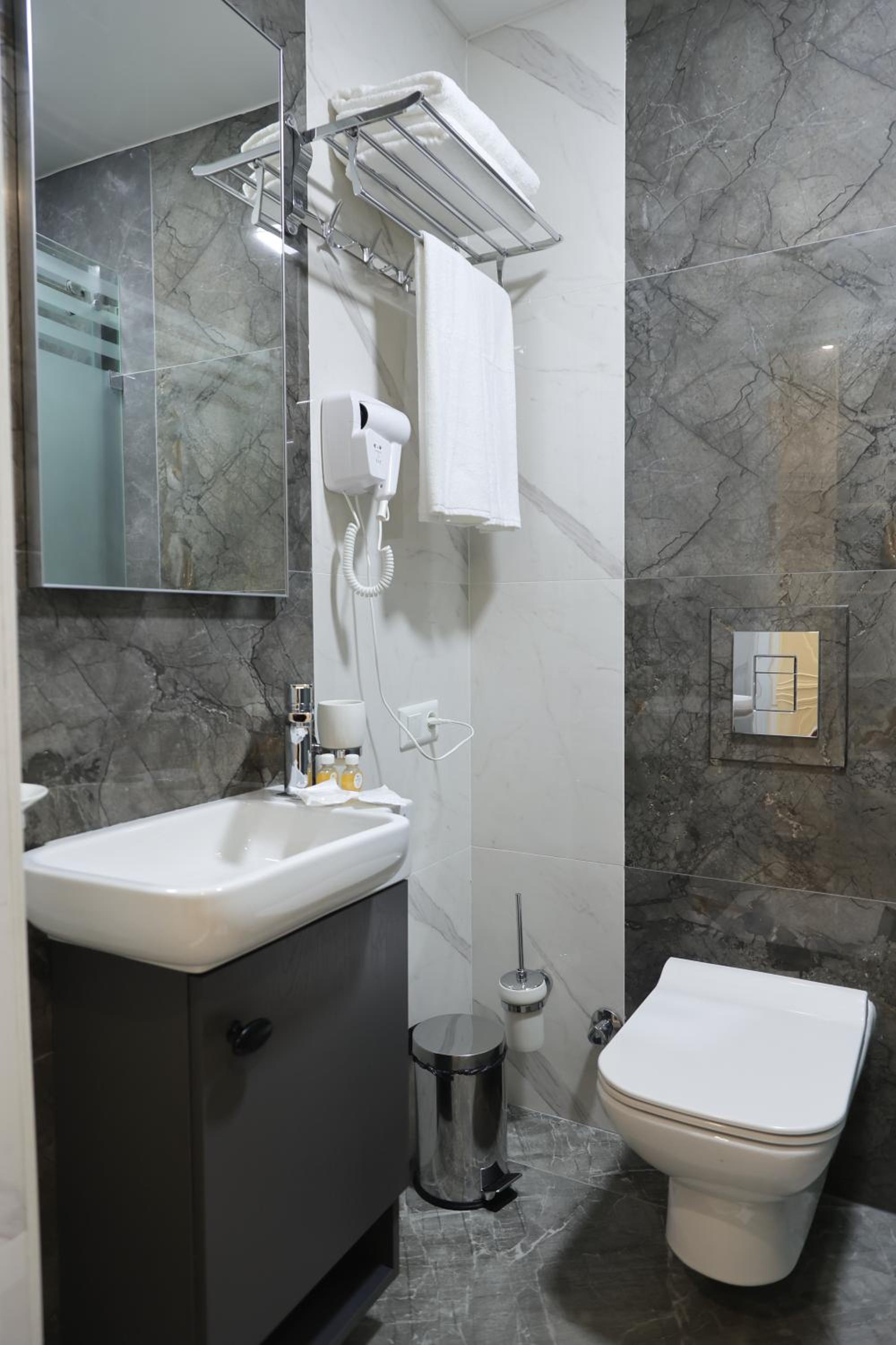 Suite - Photo 15