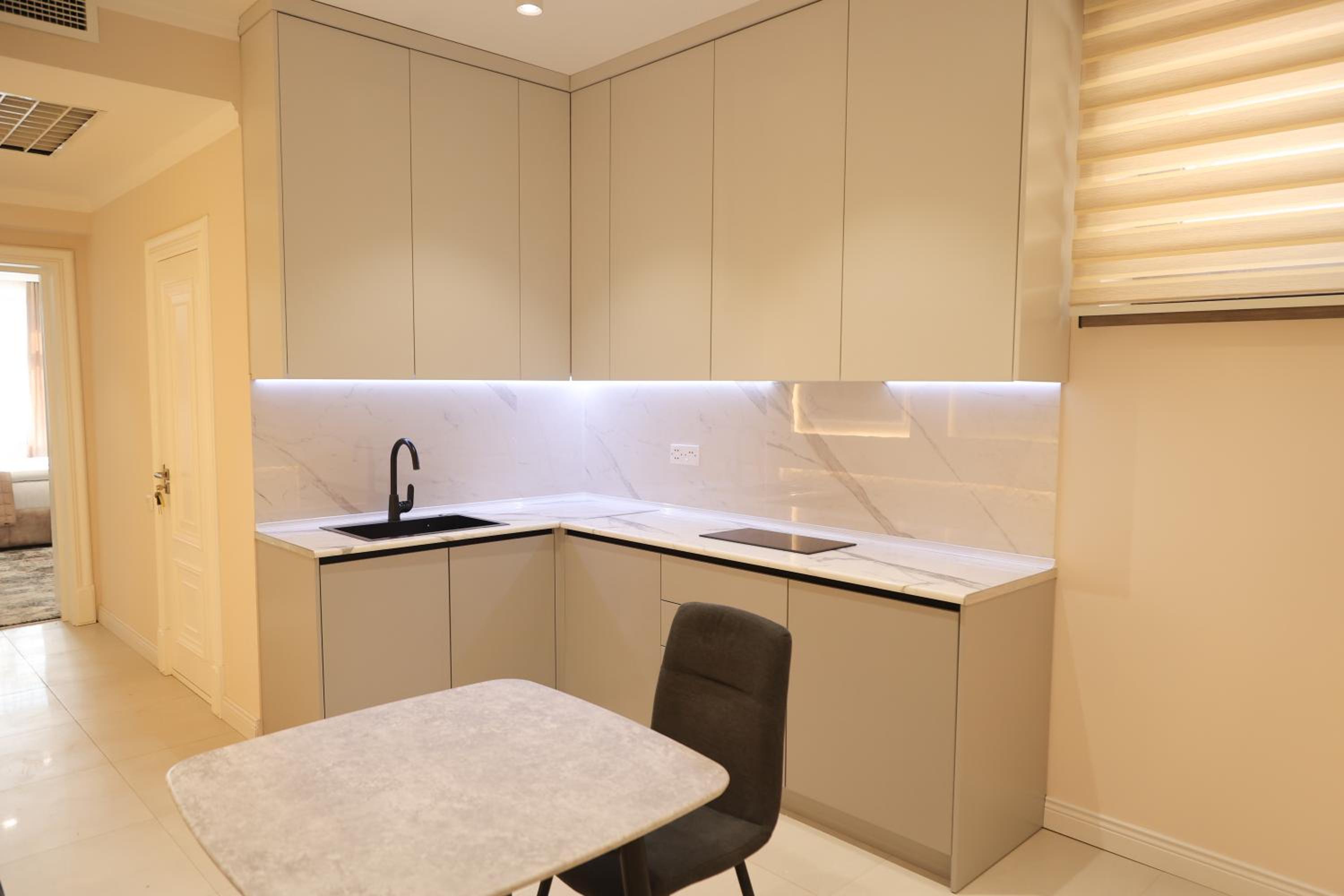 Suite - Photo 14