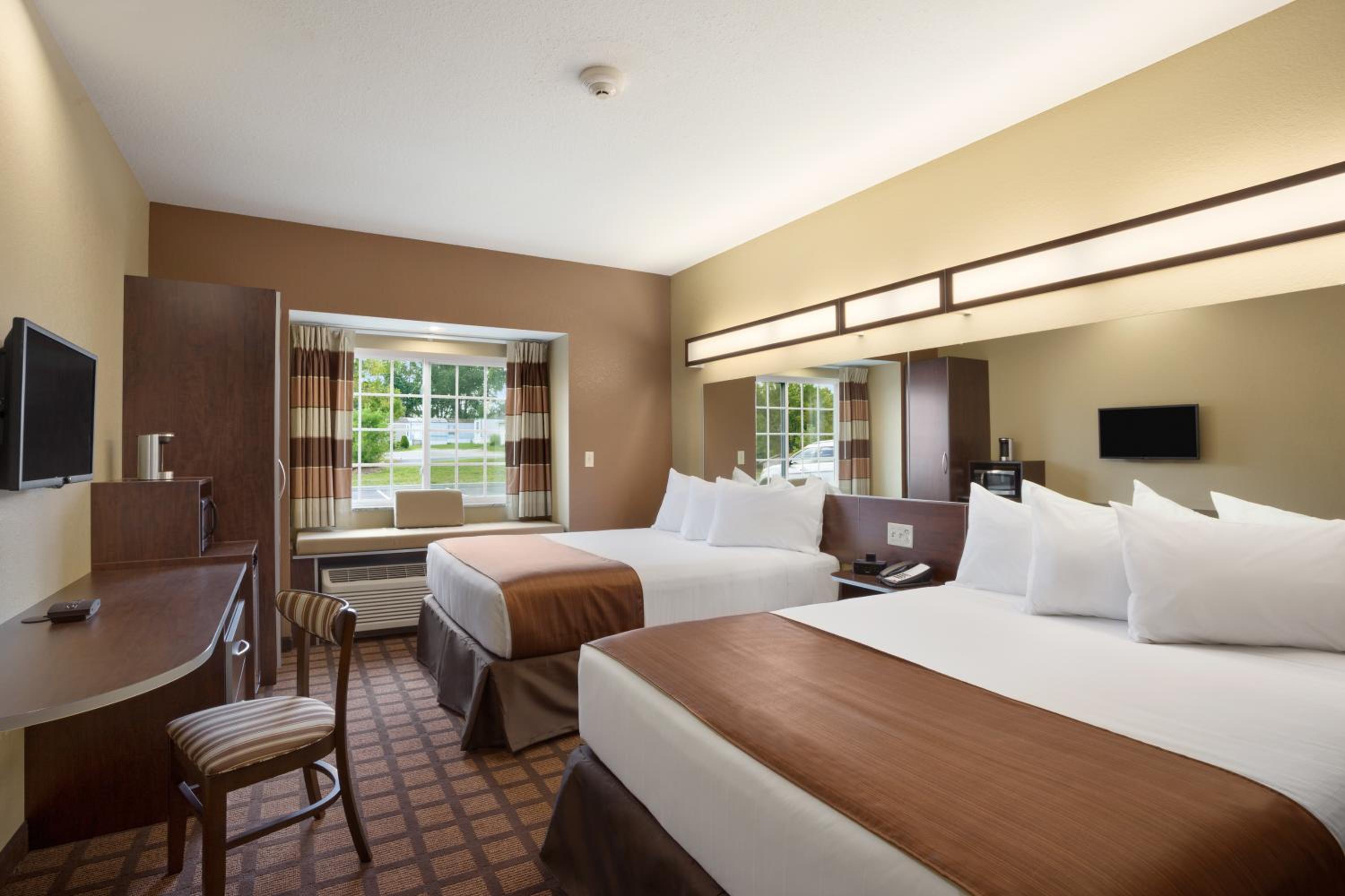 Queen Room with Two Queen Beds - Non-Smoking photo 1