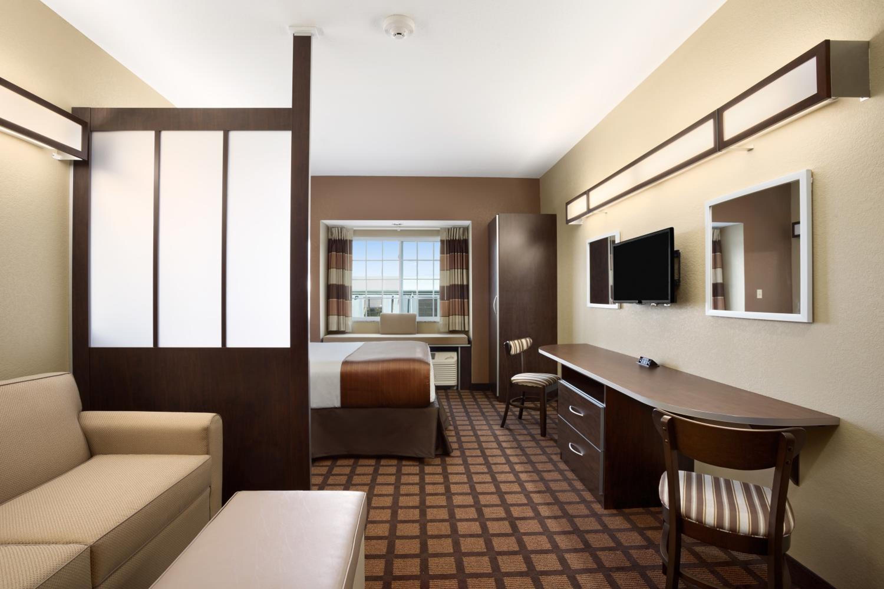 Queen Suite - Non-Smoking photo 3