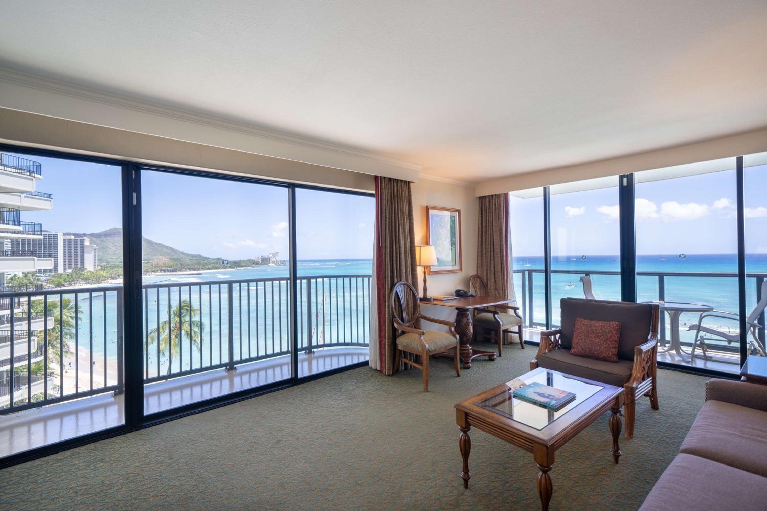 Club Diamond Head Ocean Front Suite 1 King Bed