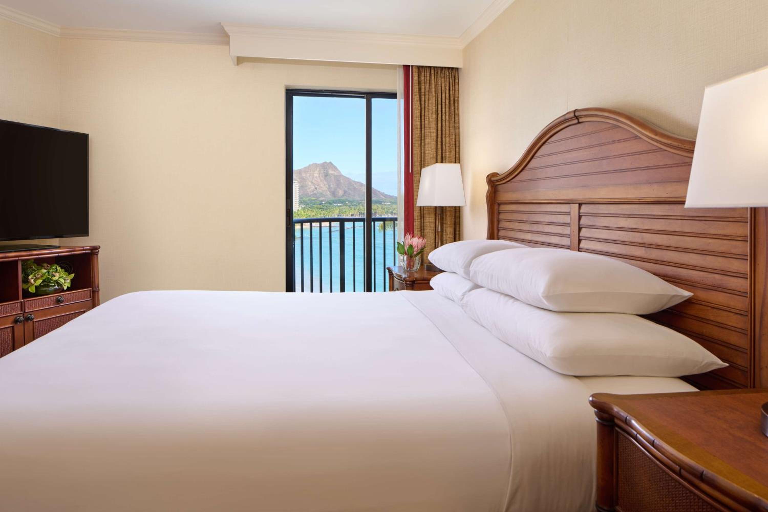 Club Diamond Head Ocean Front Suite 1 King Bed