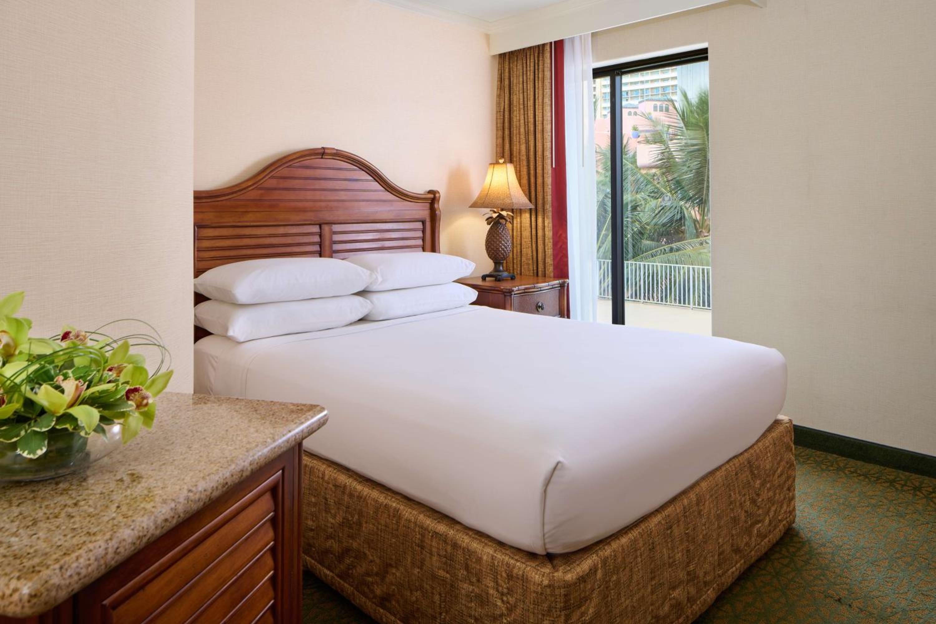 Club Ocean Front Suite 1 Queen Bed