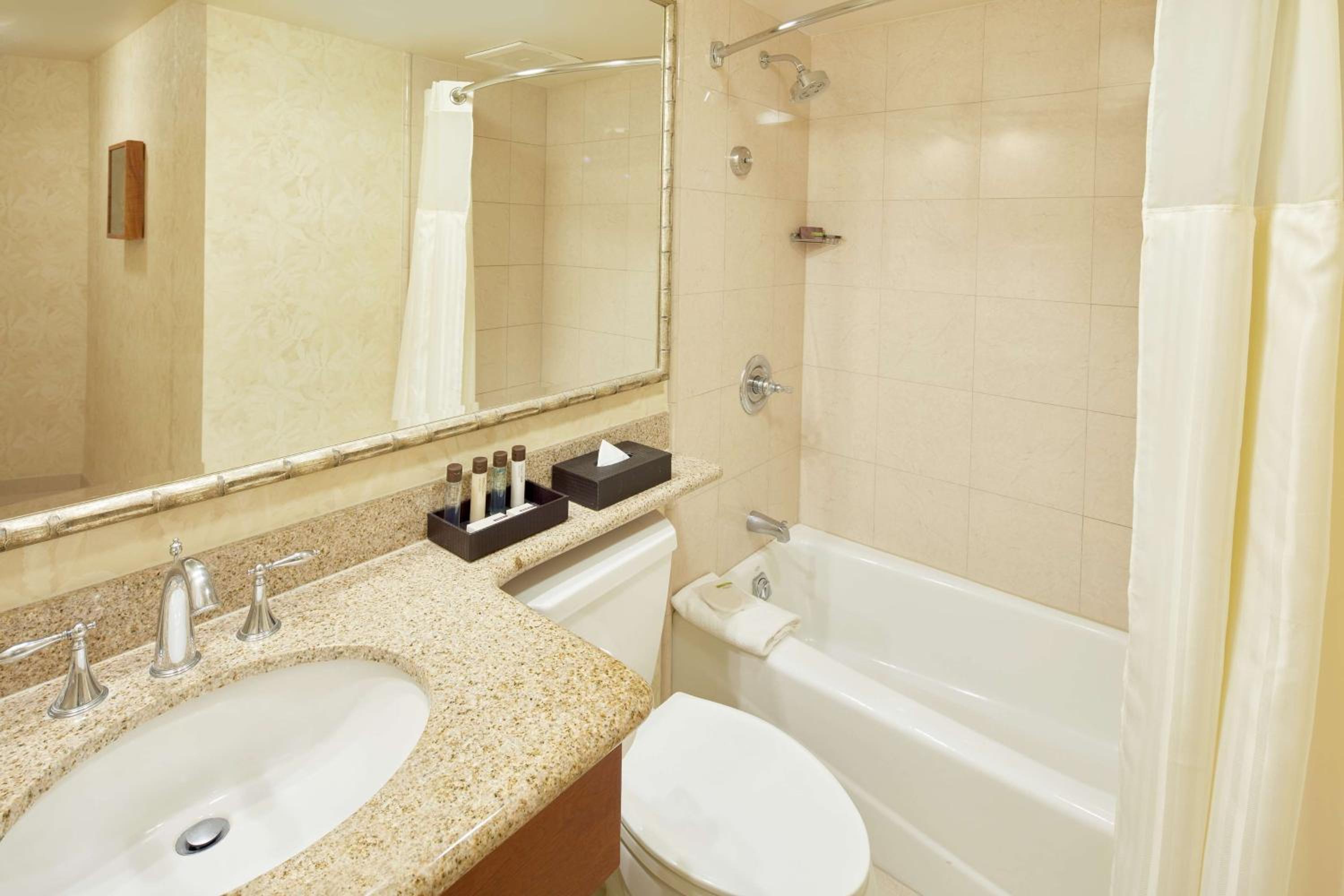 Club Diamond Head Ocean Front Suite 1 King Bed