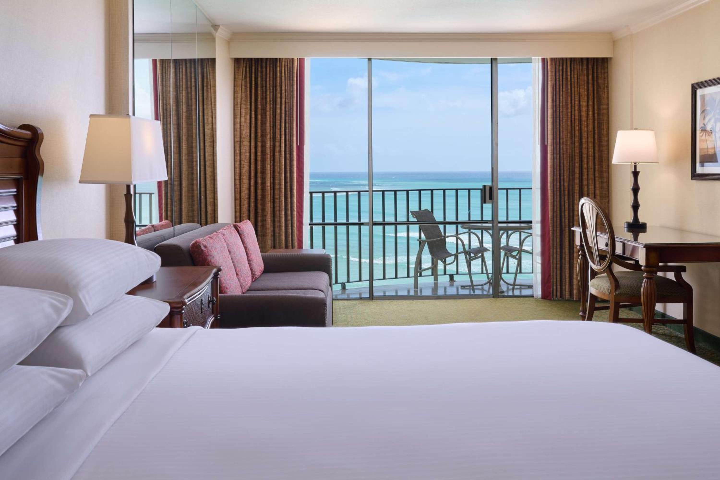 Club Ocean Front Suite 1 King Bed thumbnail 6