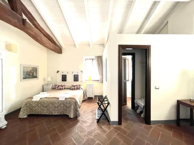 Large Double Room - Photo 8