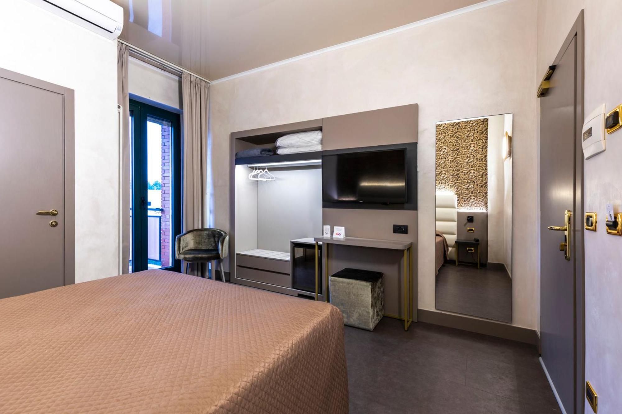 Double Room with Balcony - Photo 2