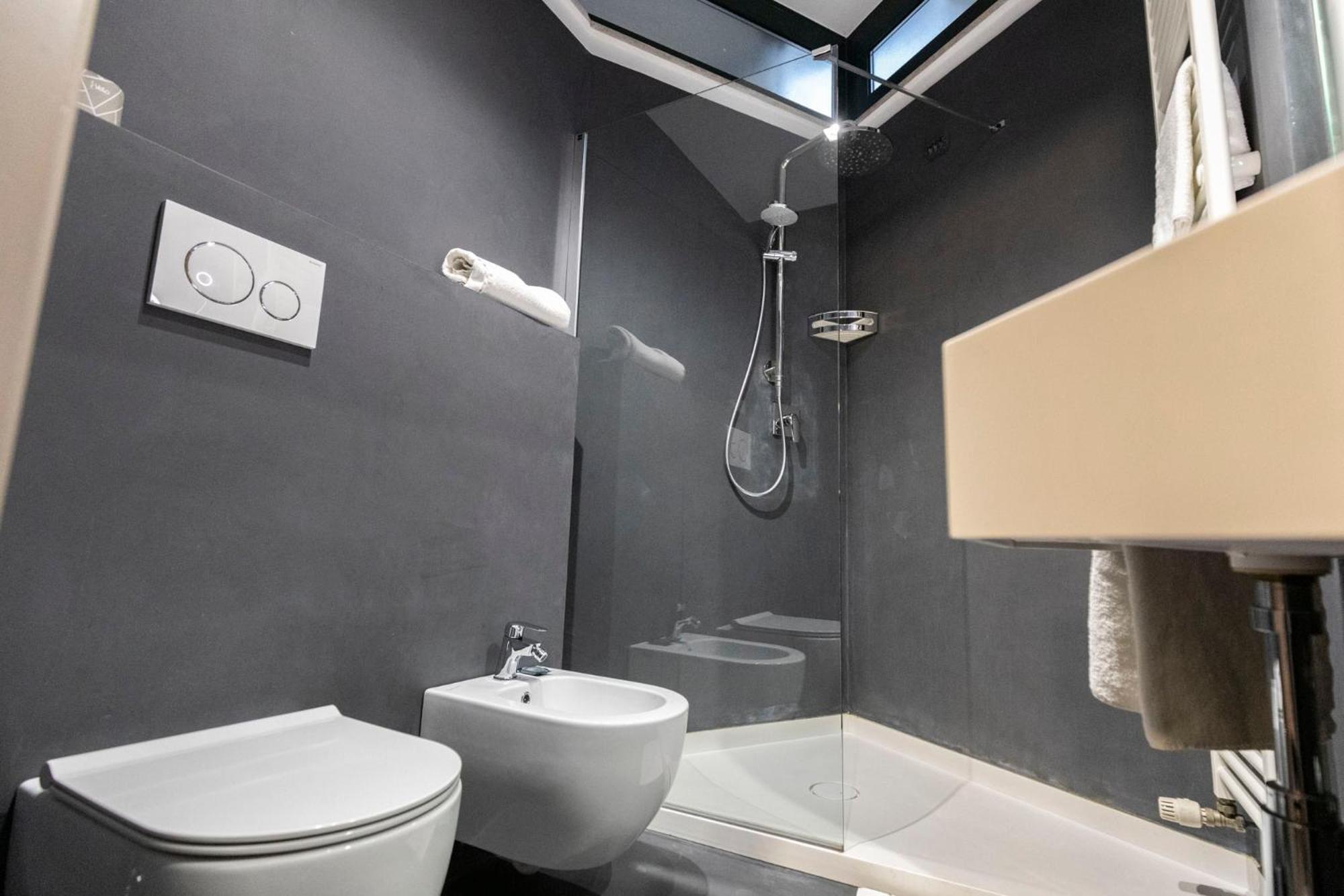 Double Room with Balcony - Photo 5