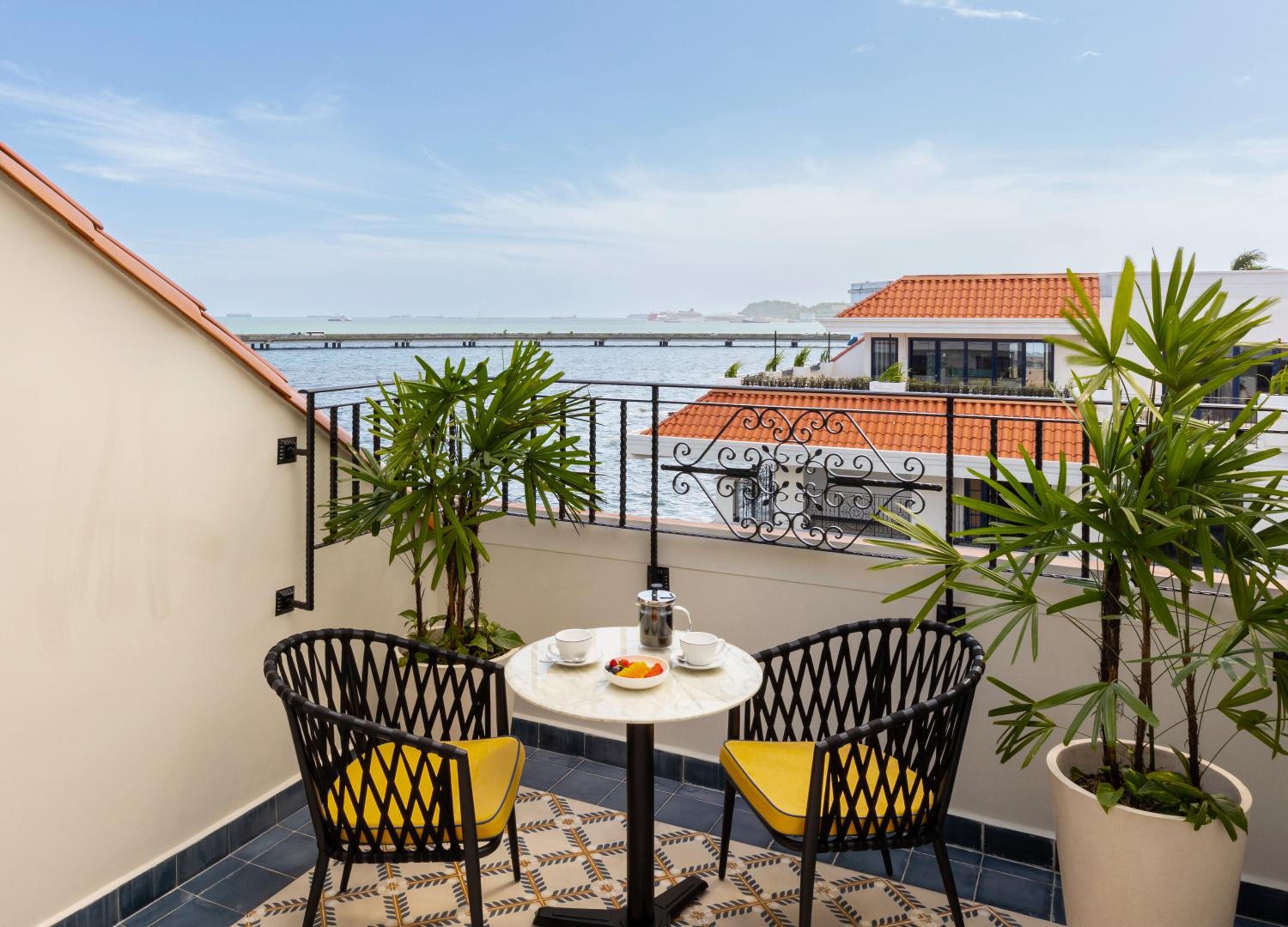 LUXURY 1 KING PLAZA VIEW WITH BALCONY - Photo 2