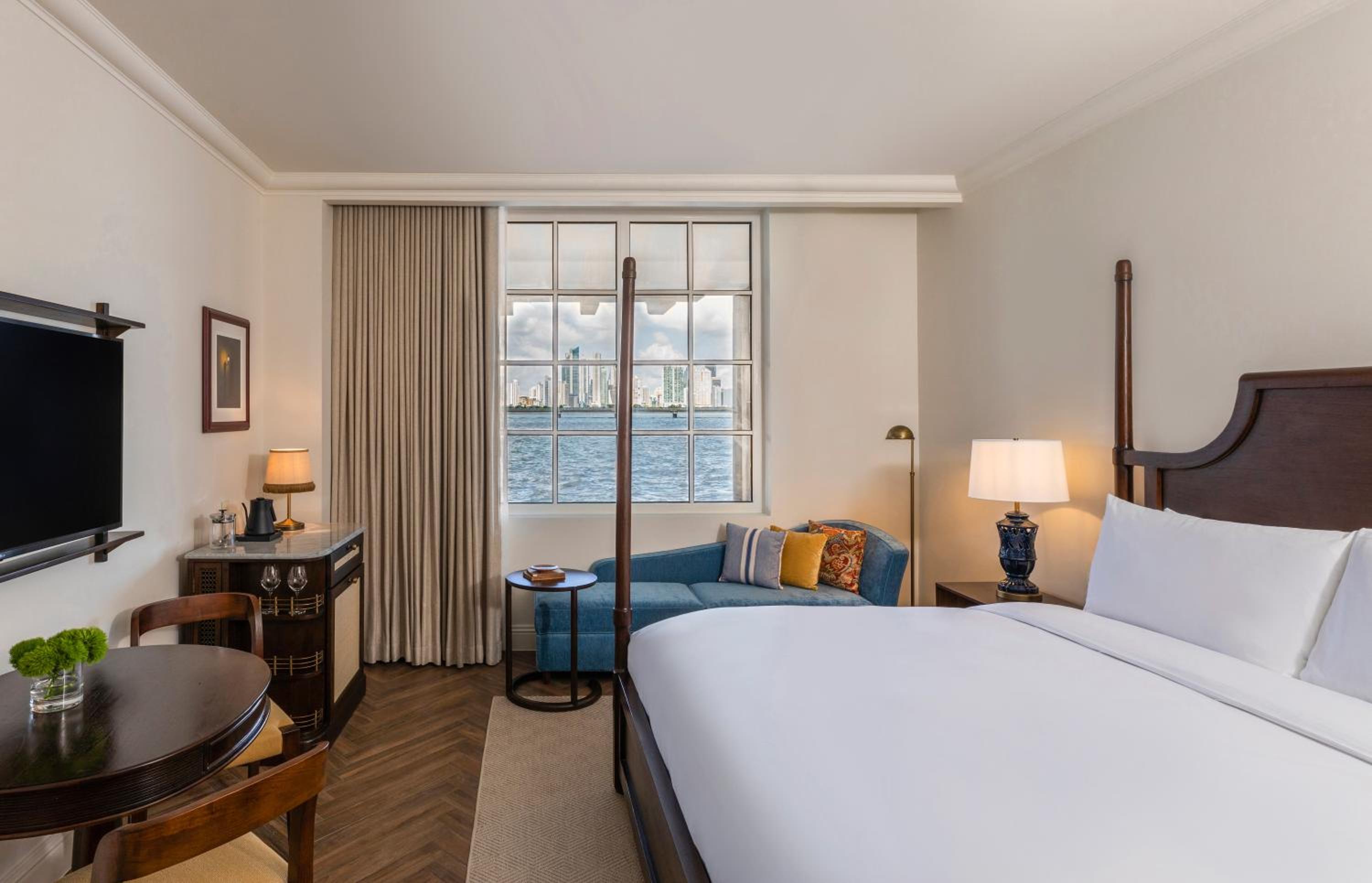 Superior King Room with Partial Ocean View - Photo 1