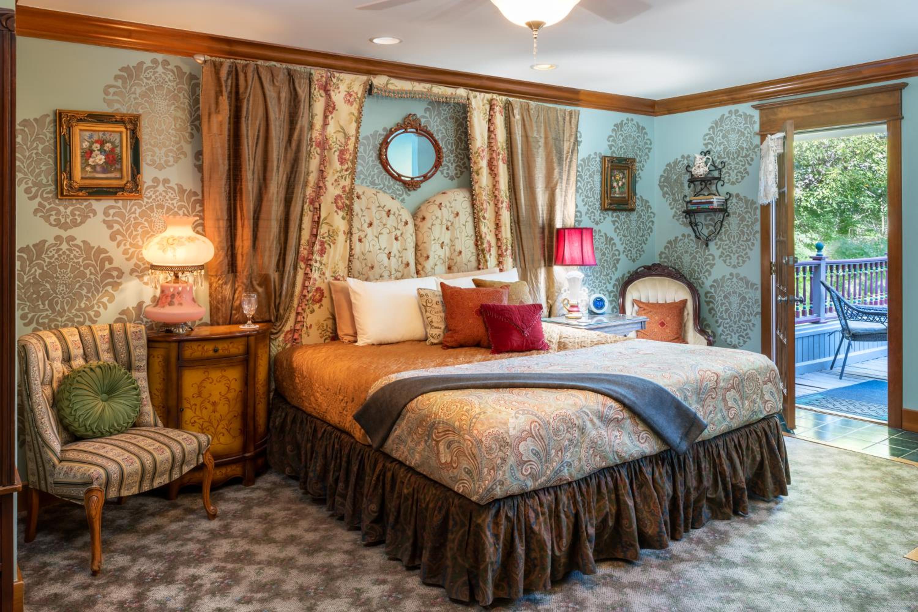King Suite with Balcony - Photo 3