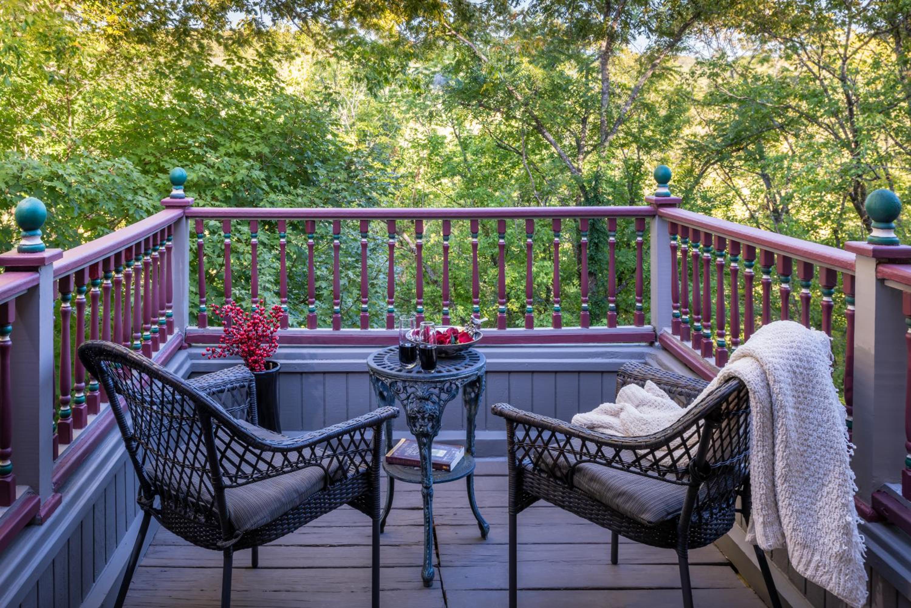 King Suite with Balcony - Photo 4
