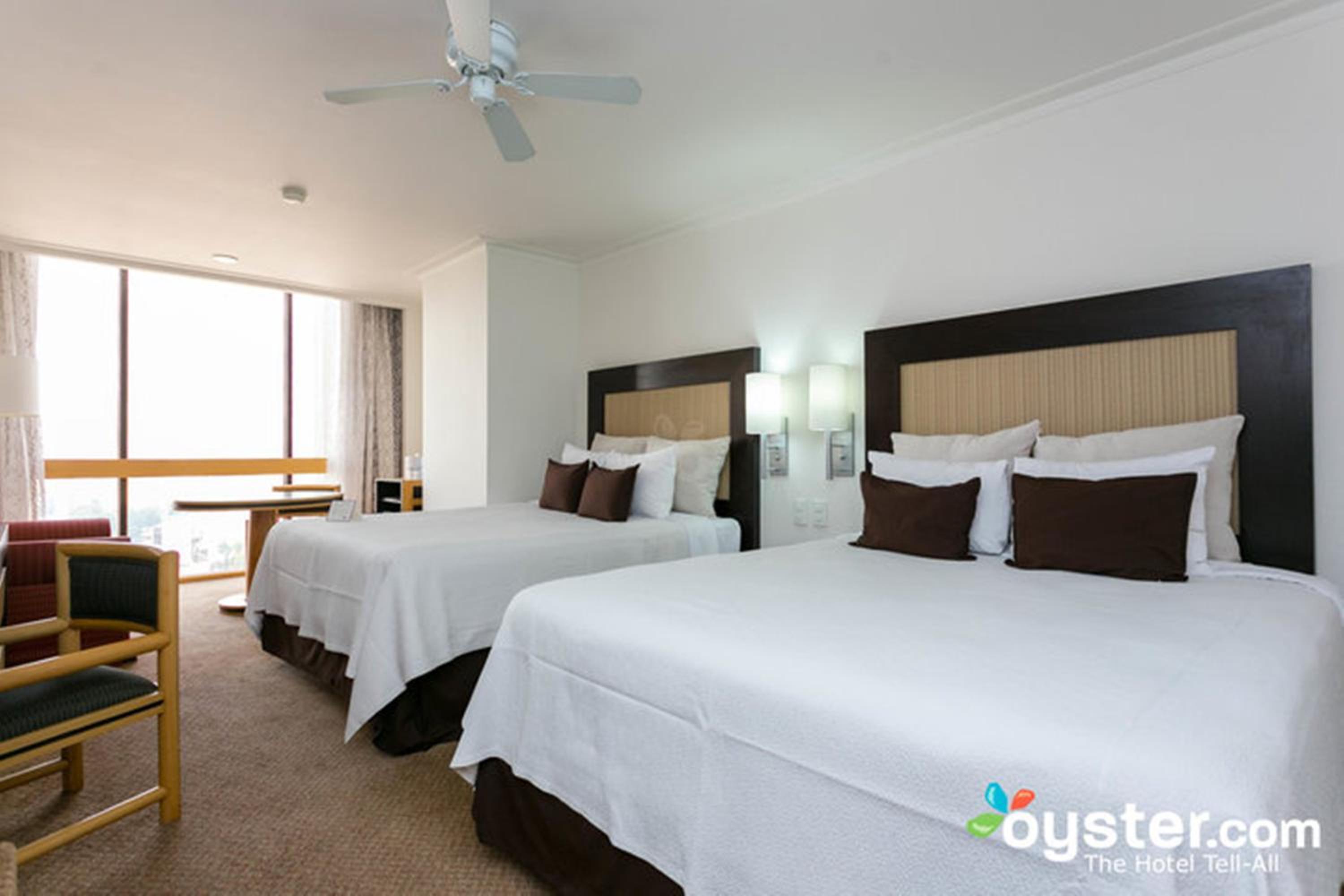 Standard Queen Room with Two Queen Beds - Photo 2