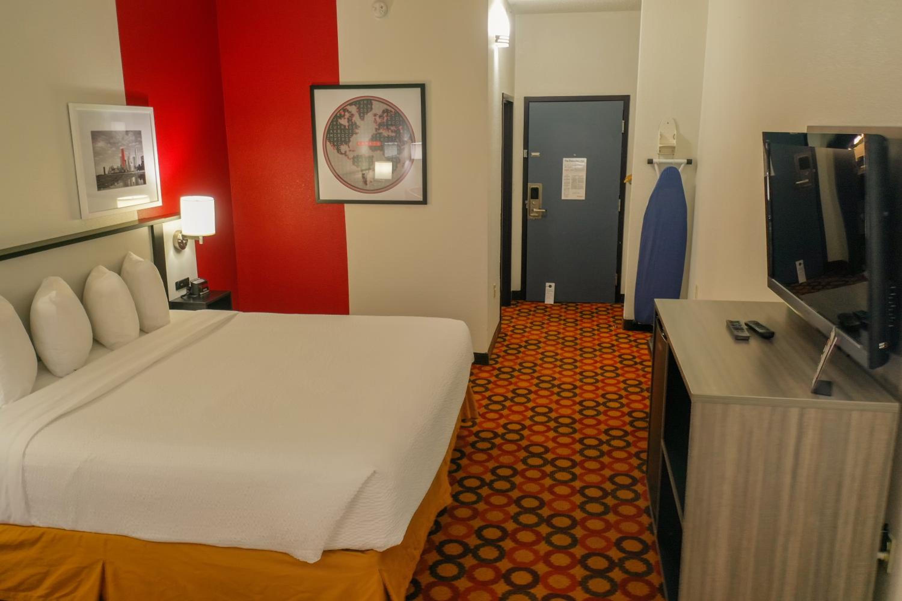 Business Room With King And Sofa Bed - Non-Smoking - Photo 1