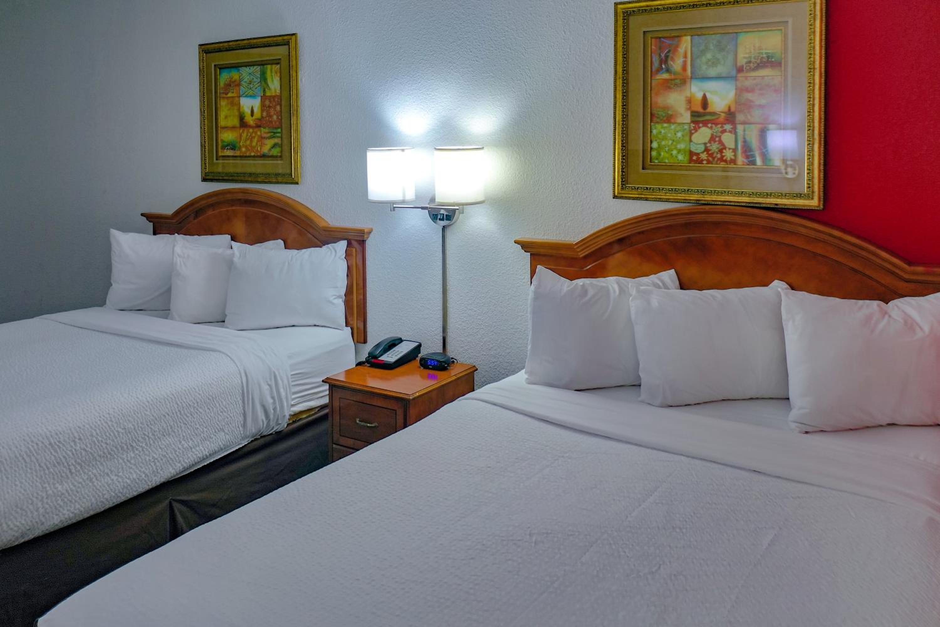 Queen Room With Two Queen Beds - Non-Smoking - Photo 2
