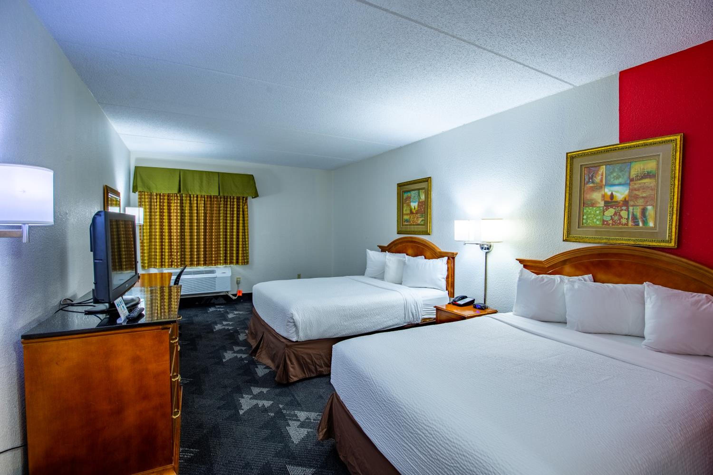 Queen Room With Two Queen Beds - Non-Smoking - Photo 4