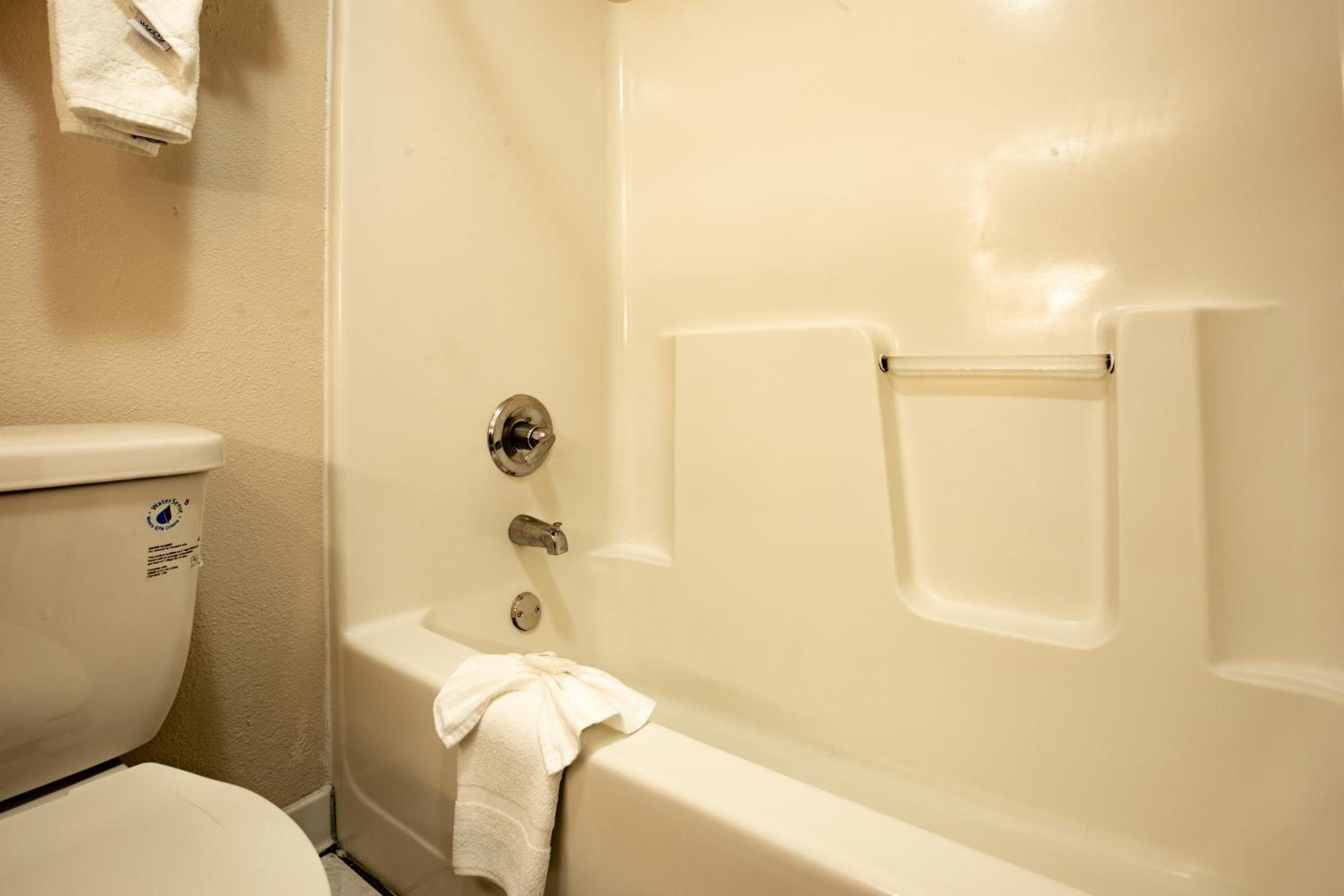 King Room - Non-Smoking - Photo 3