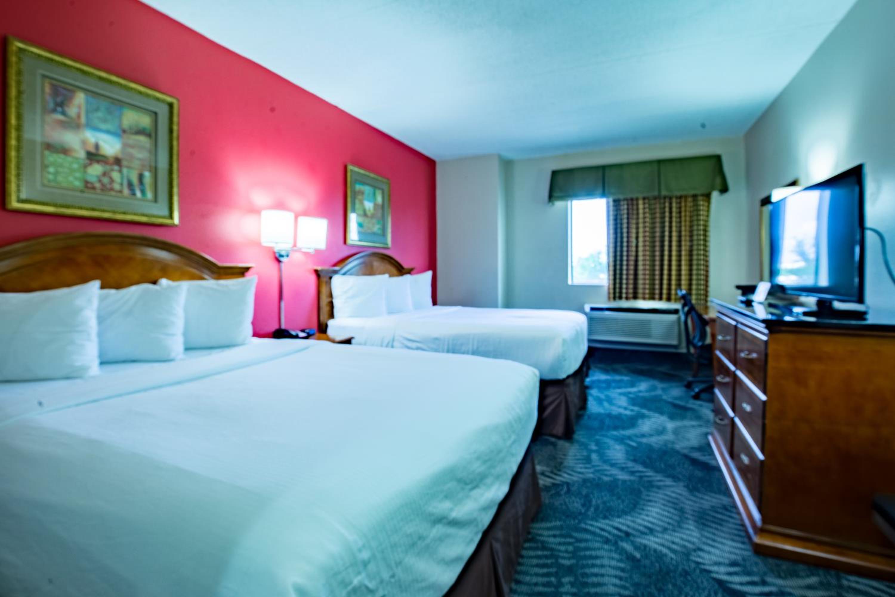 Queen Room With Two Queen Beds - Non-Smoking - Photo 5