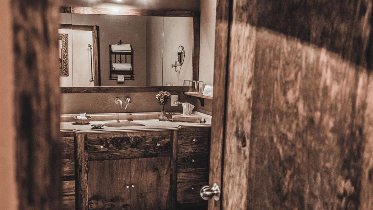 King Suite with Spa Bath - Photo 4