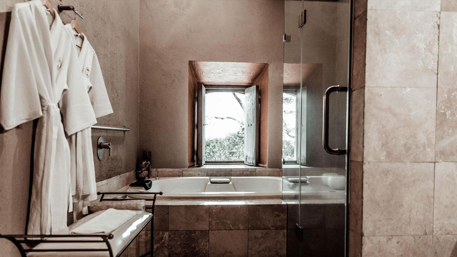 King Suite with Spa Bath - Photo 2