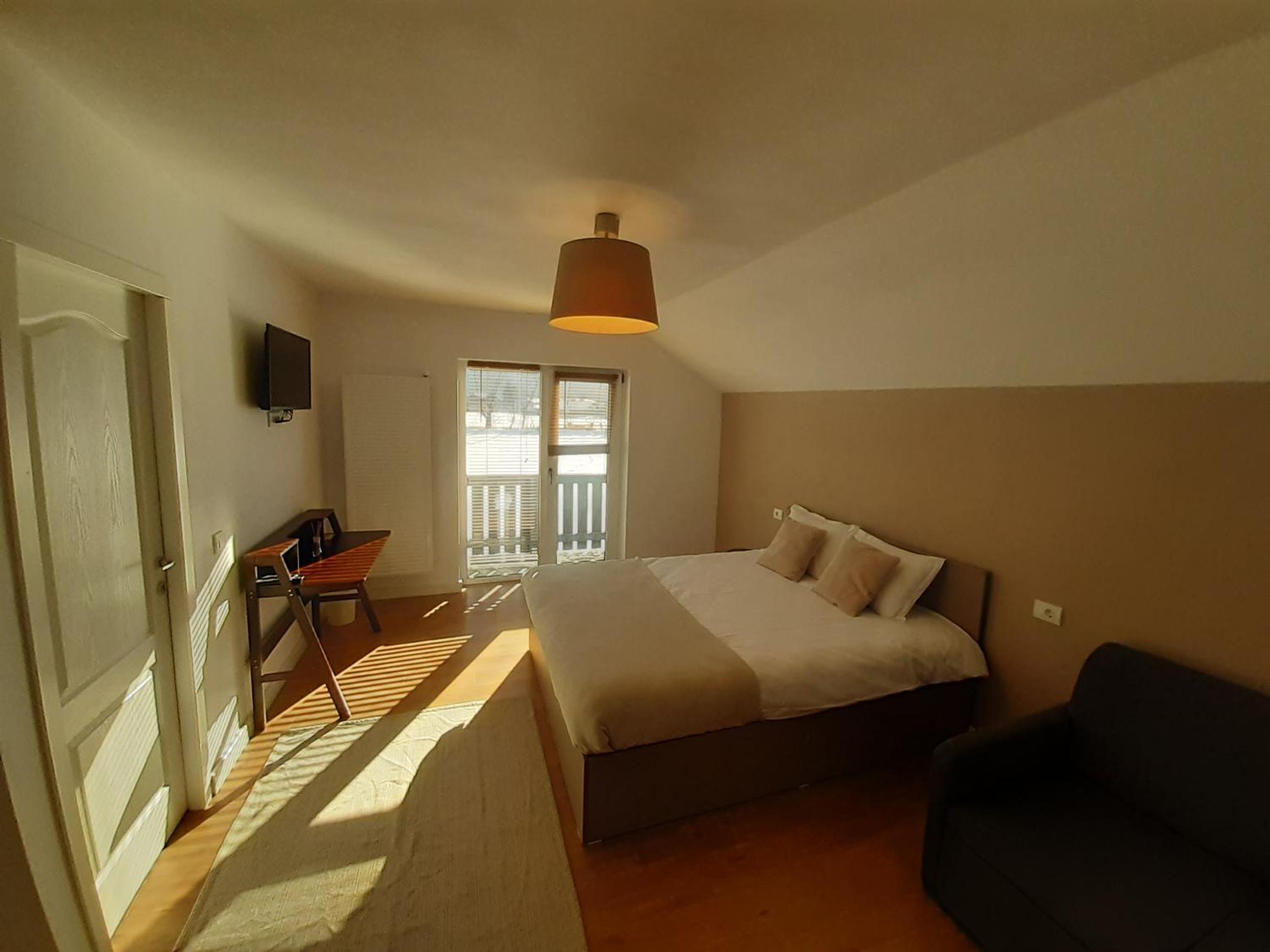 Family Room with Balcony photo 3
