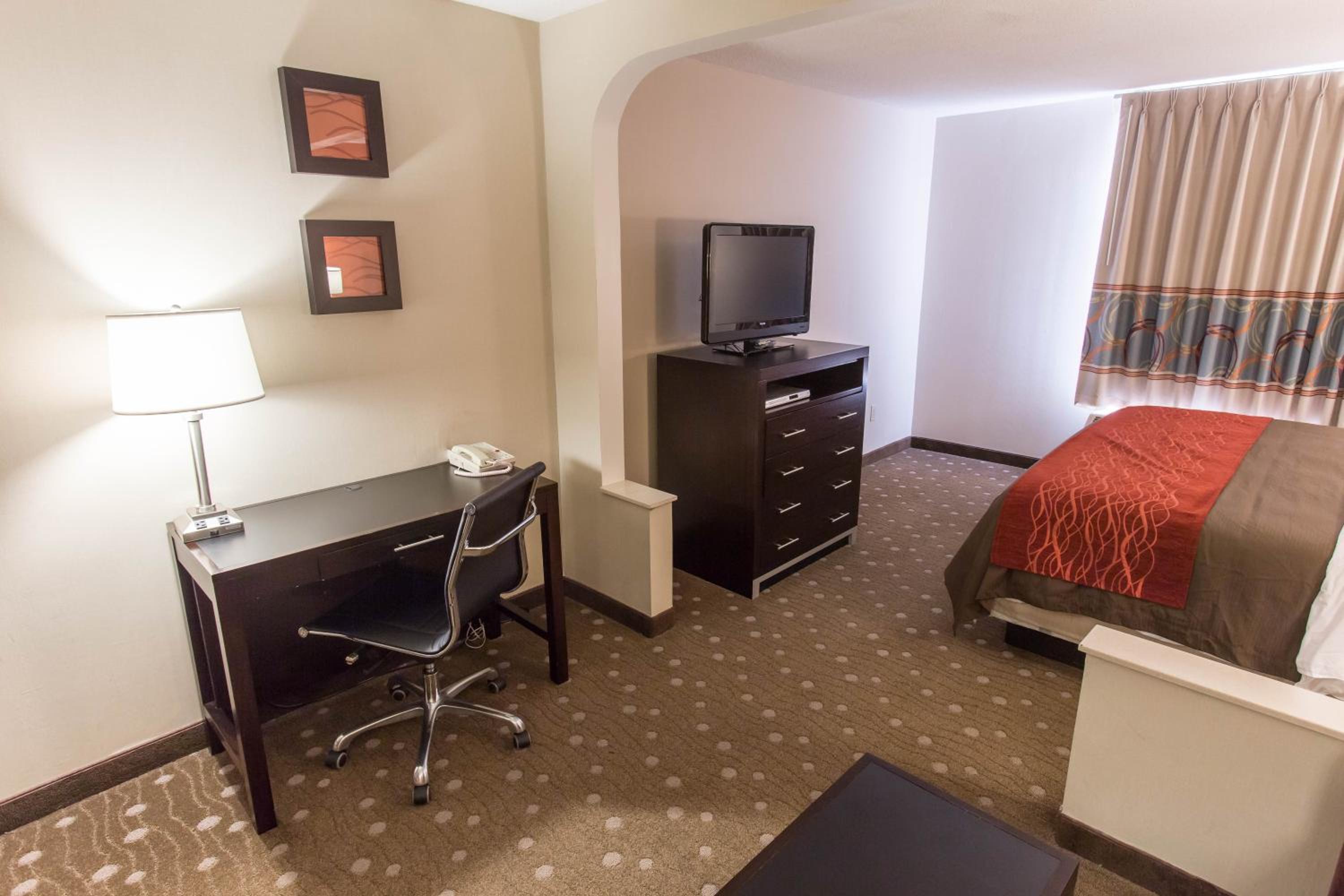 King Suite - Non-Smoking - Photo 3