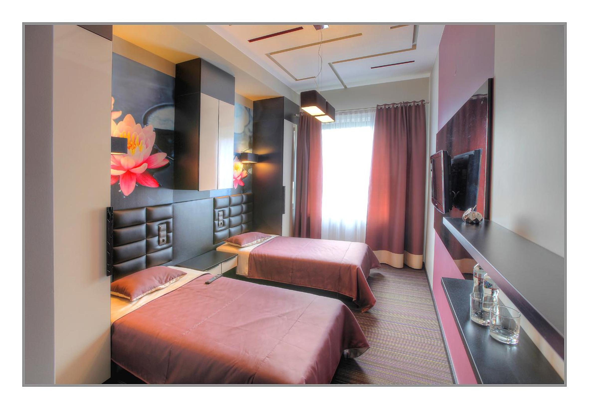Twin Room with Bathroom photo 2