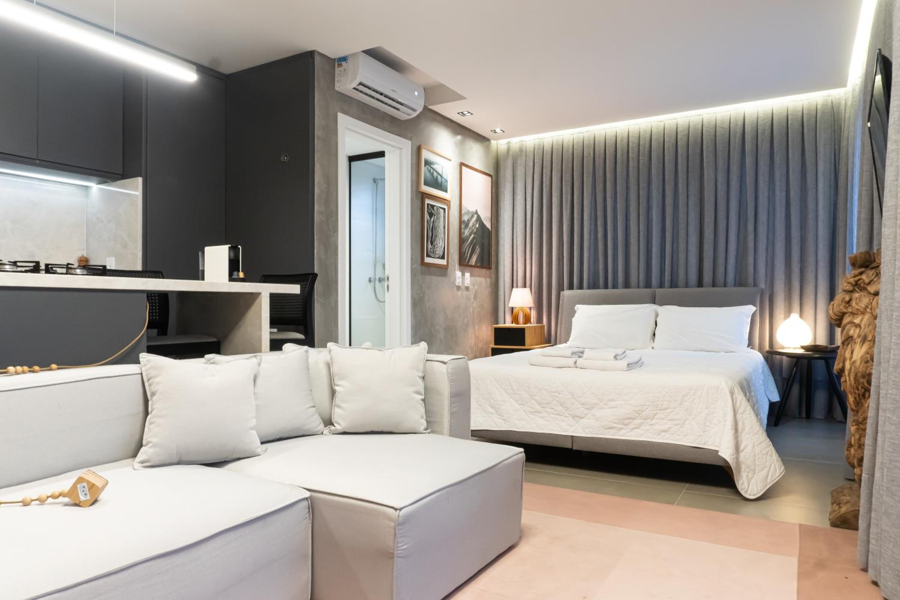 One-Bedroom Superior Apartment - Photo 2