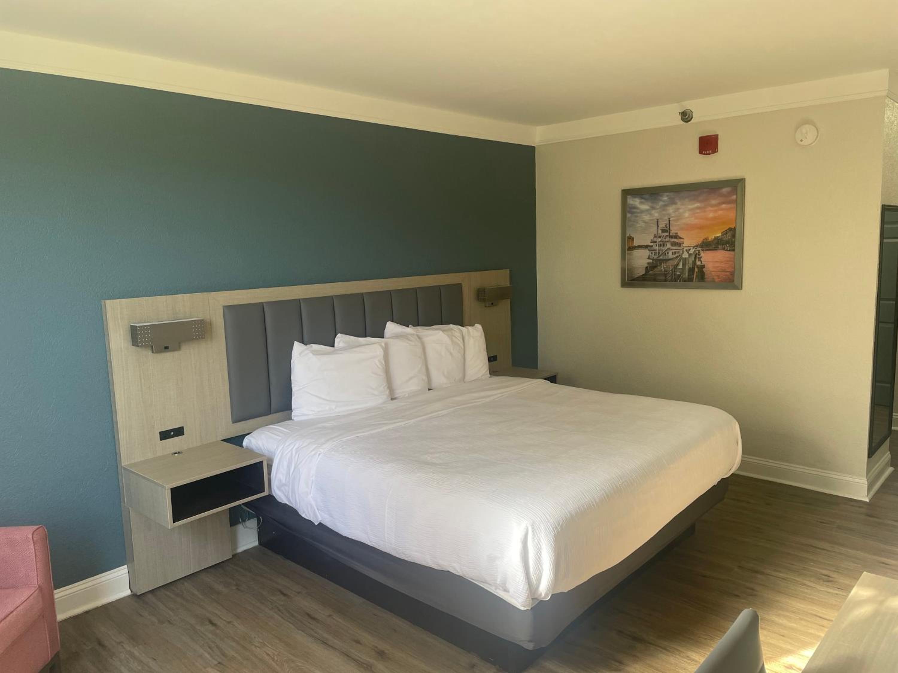 One-Bedroom King Suite - Non-Smoking - Photo 1