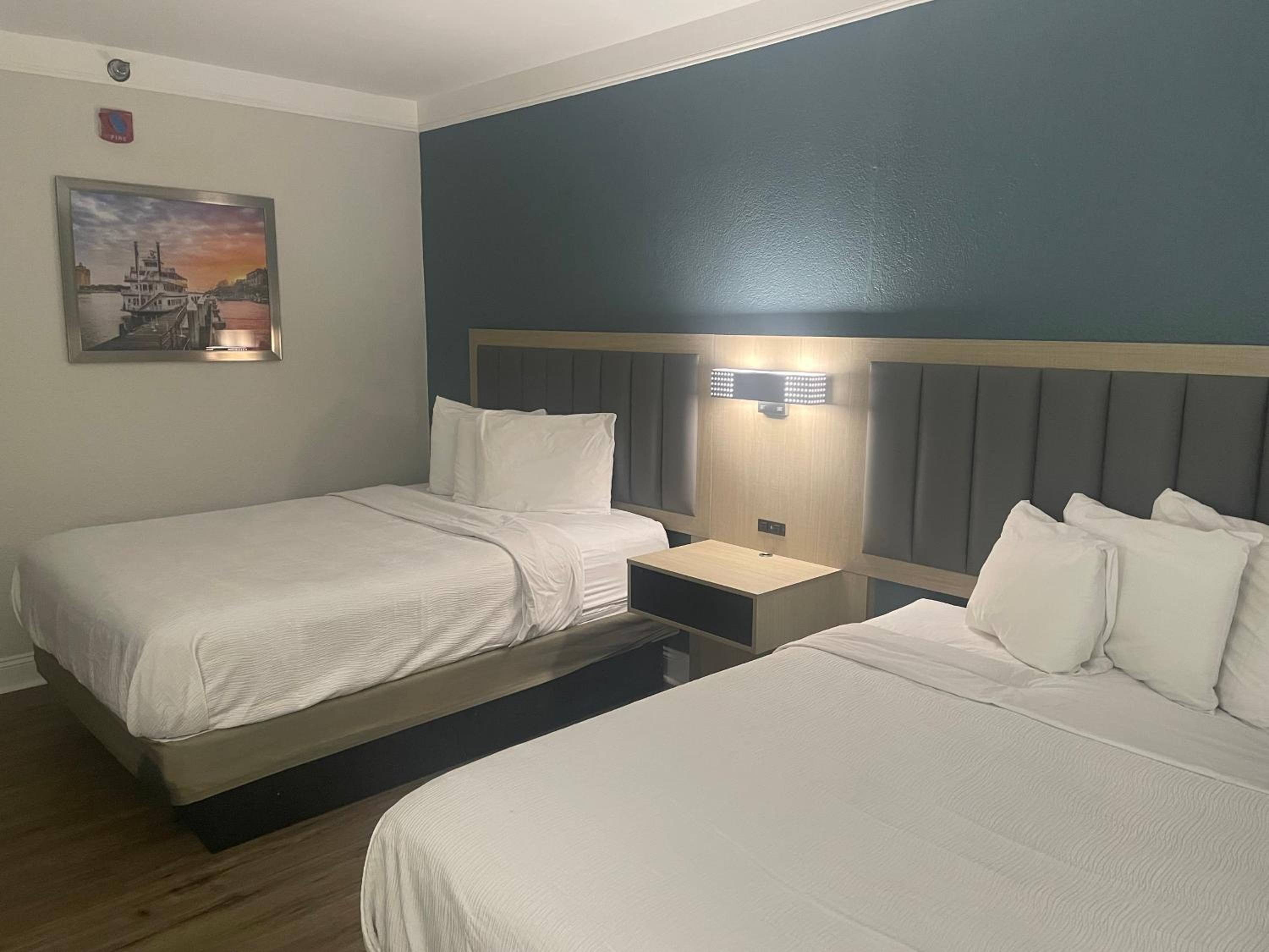 Queen Room with Two Queen Beds - Non-Smoking - Photo 1
