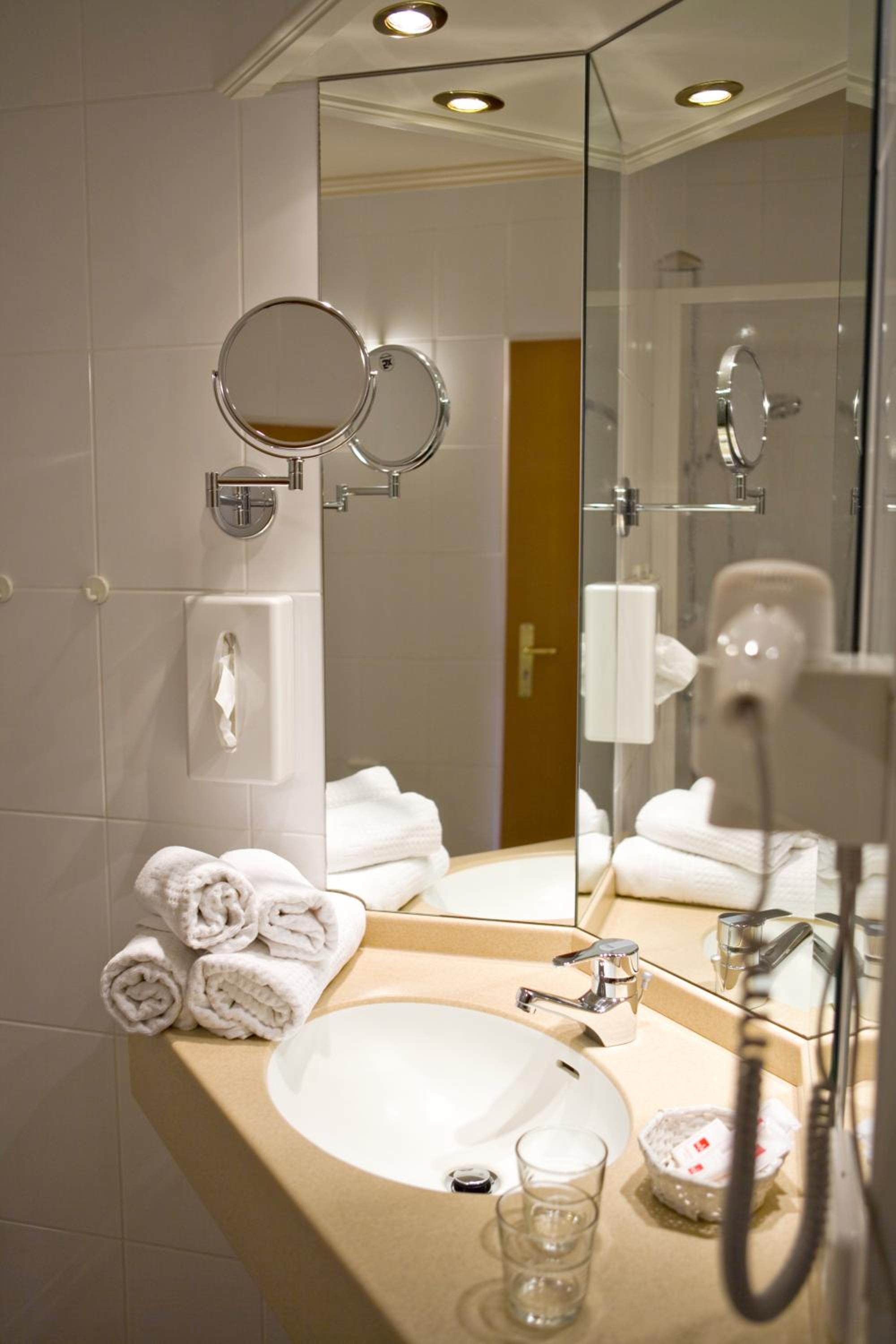 Double Room with Balcony or Terrace - Photo 9