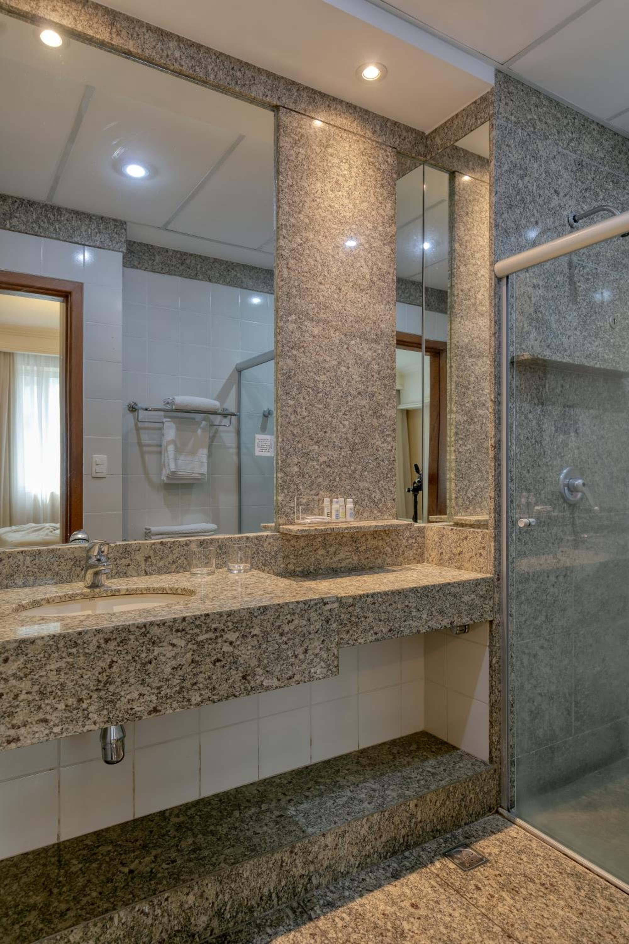 Standard Twin Room - Photo 4