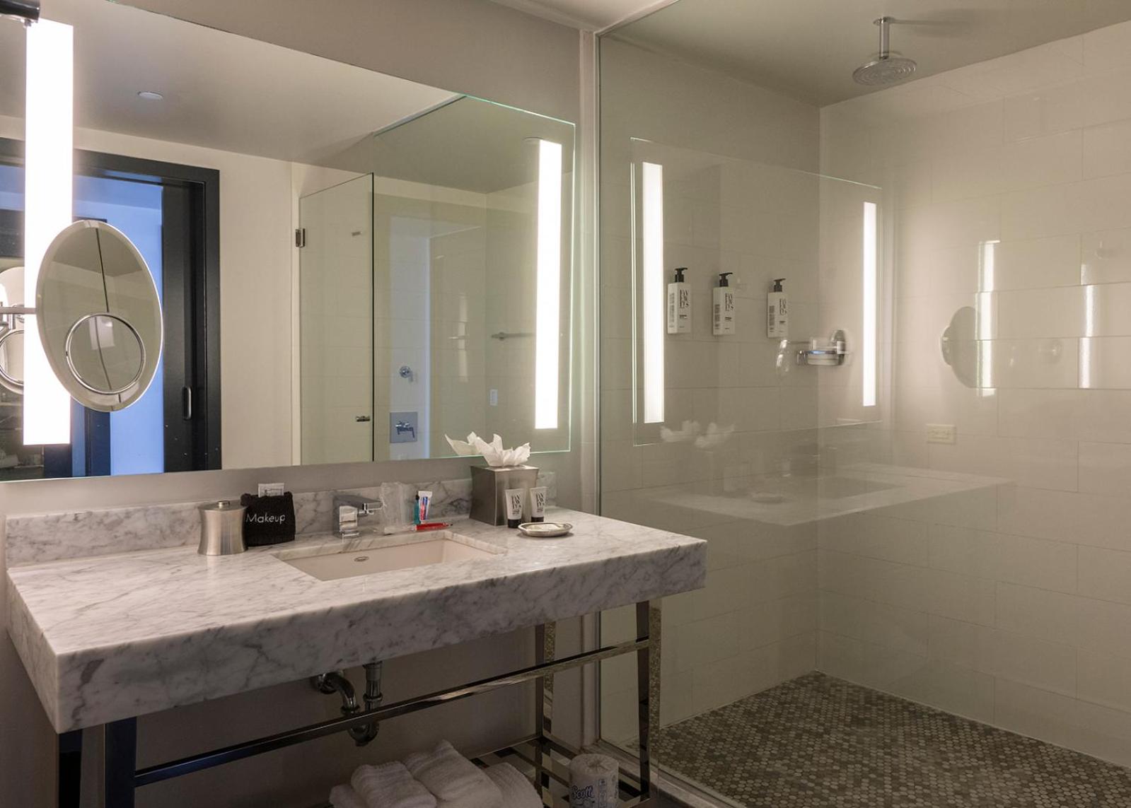 Deluxe Room with Two Double Beds Accessible photo 3