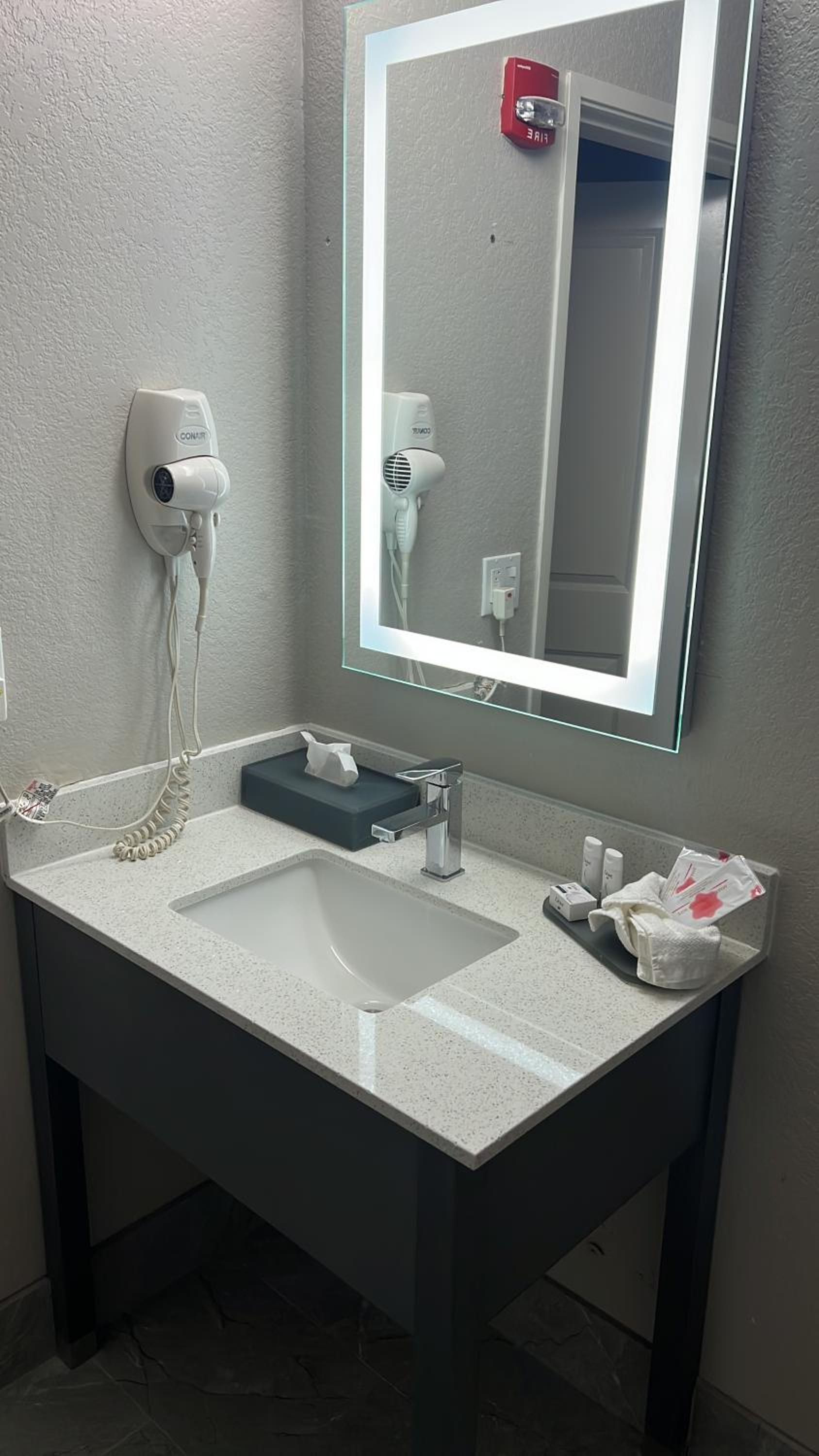 Queen Room with Two Queen Beds and Mobility/Hearing Impaired Access - Non-Smoking - Photo 3