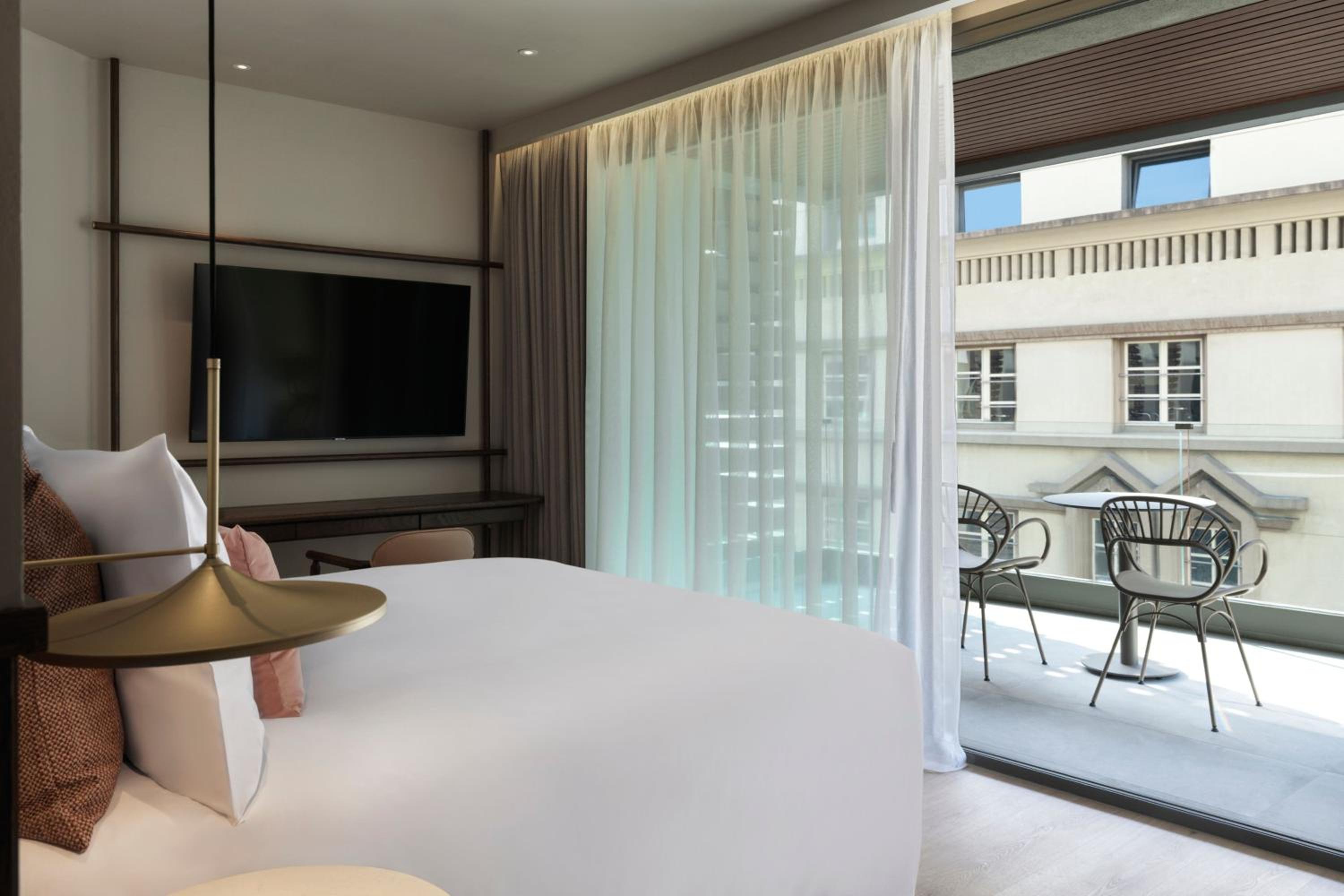 Superior King Room with Urban View and some with Balcony - Photo 15