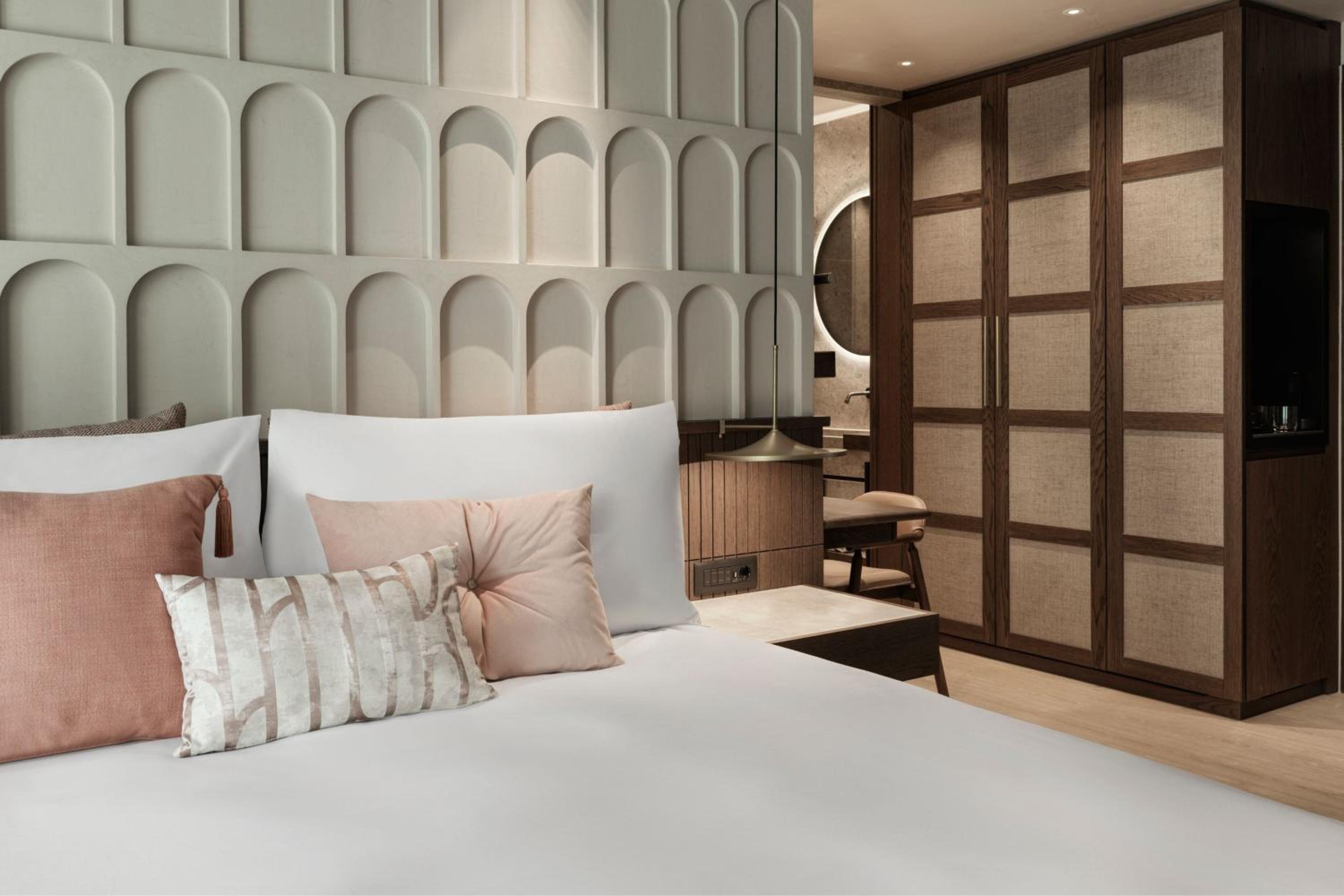 Superior King Room with Urban View and some with Balcony - Photo 14