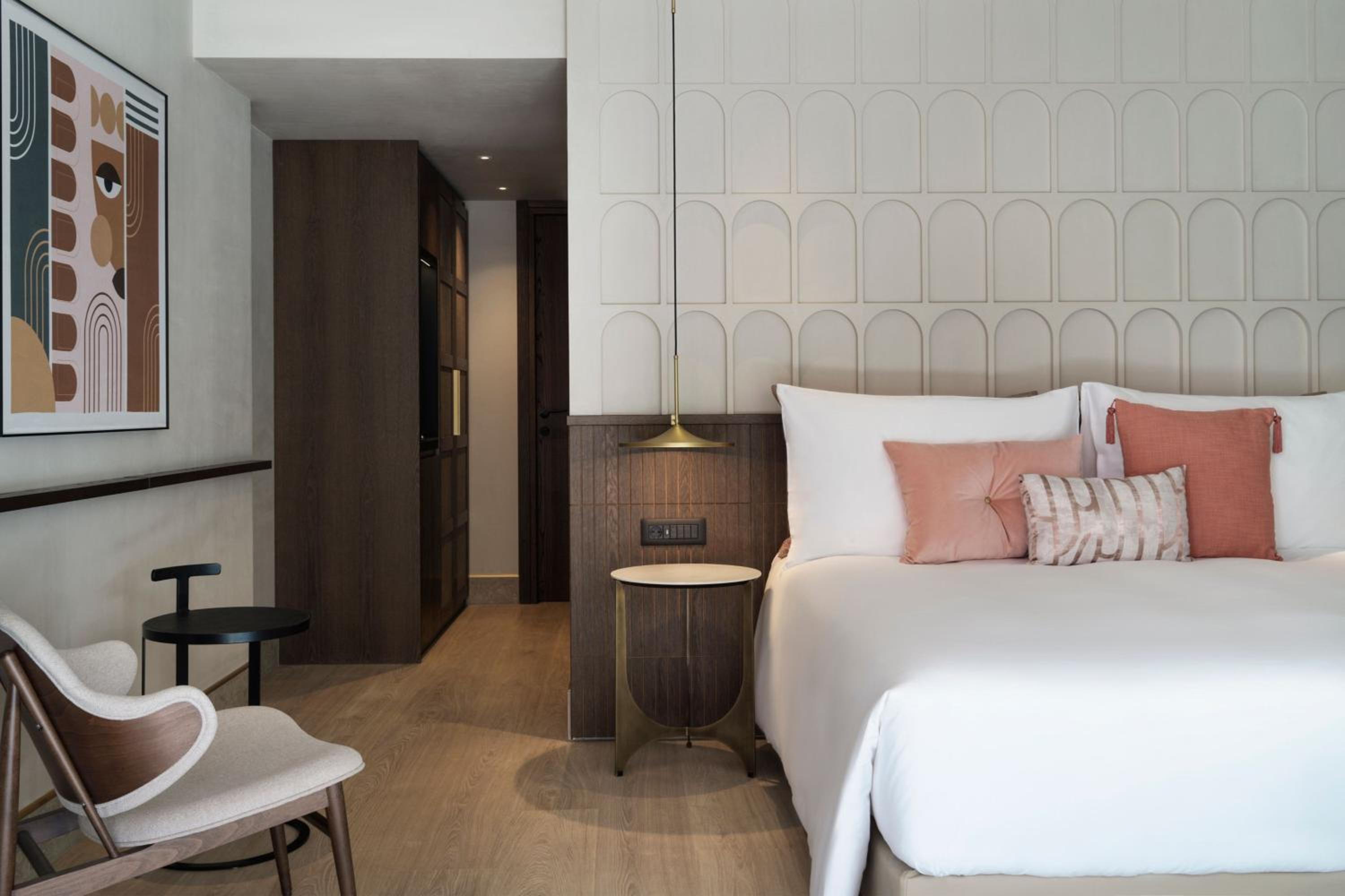 Superior King Room with Urban View and some with Balcony - Photo 17
