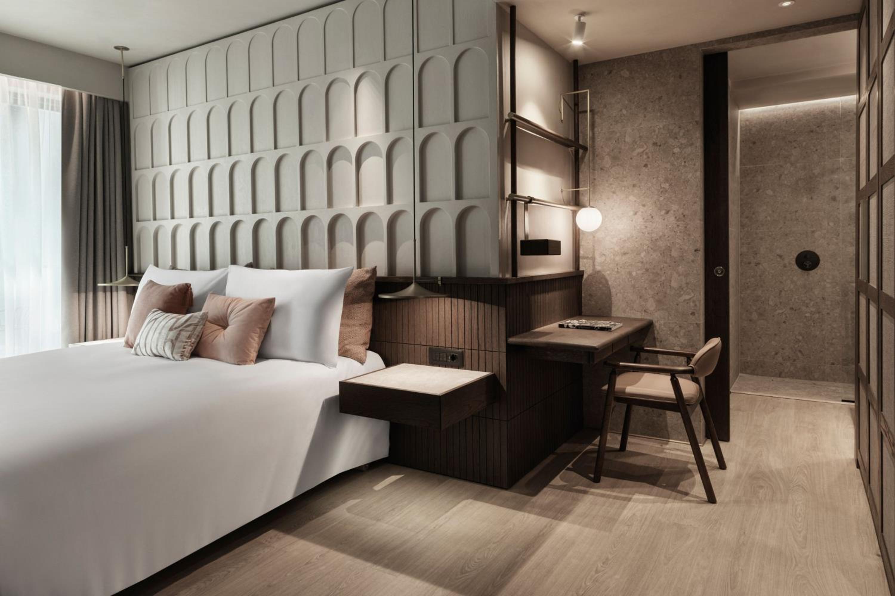 Superior King Room with Urban View and some with Balcony - Photo 16