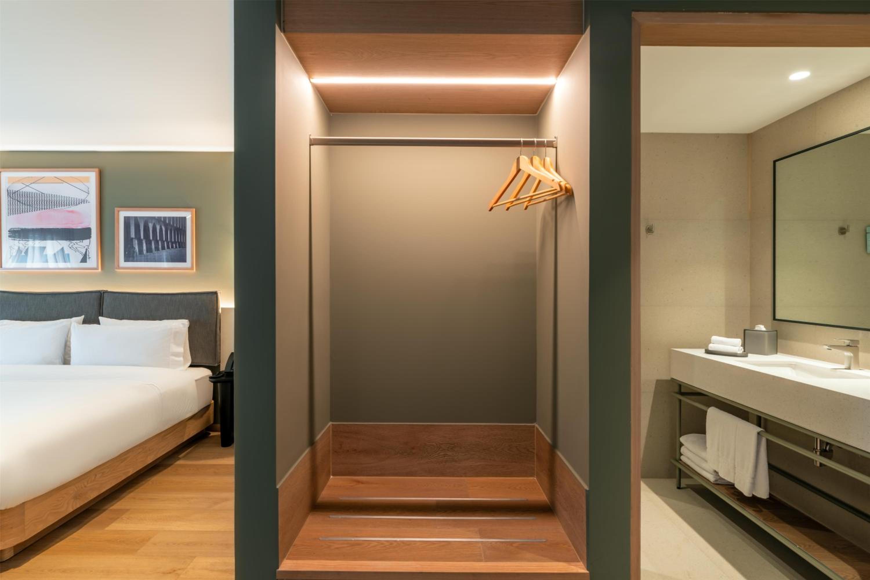 One-Bedroom King Suite
