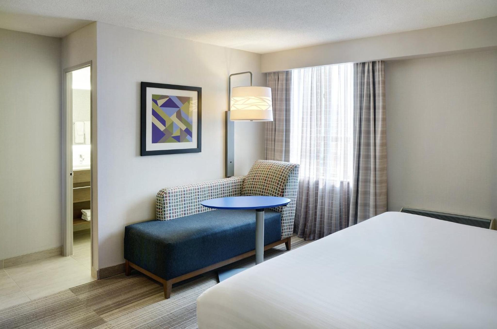 Standard King Room with Extra Space - Photo 7