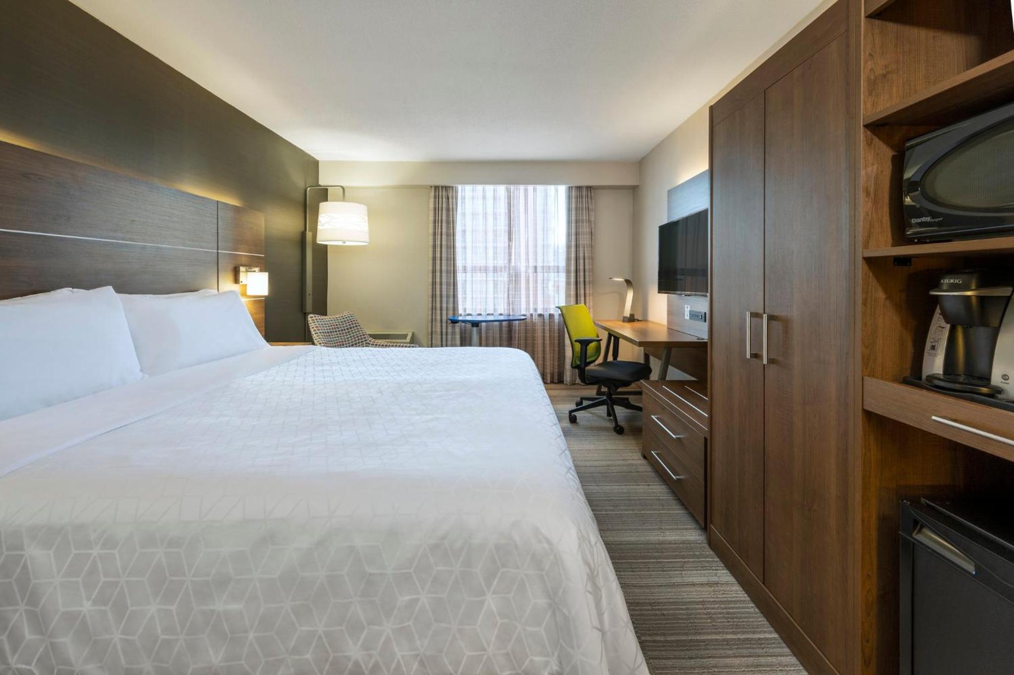 Standard King Room - Photo 7